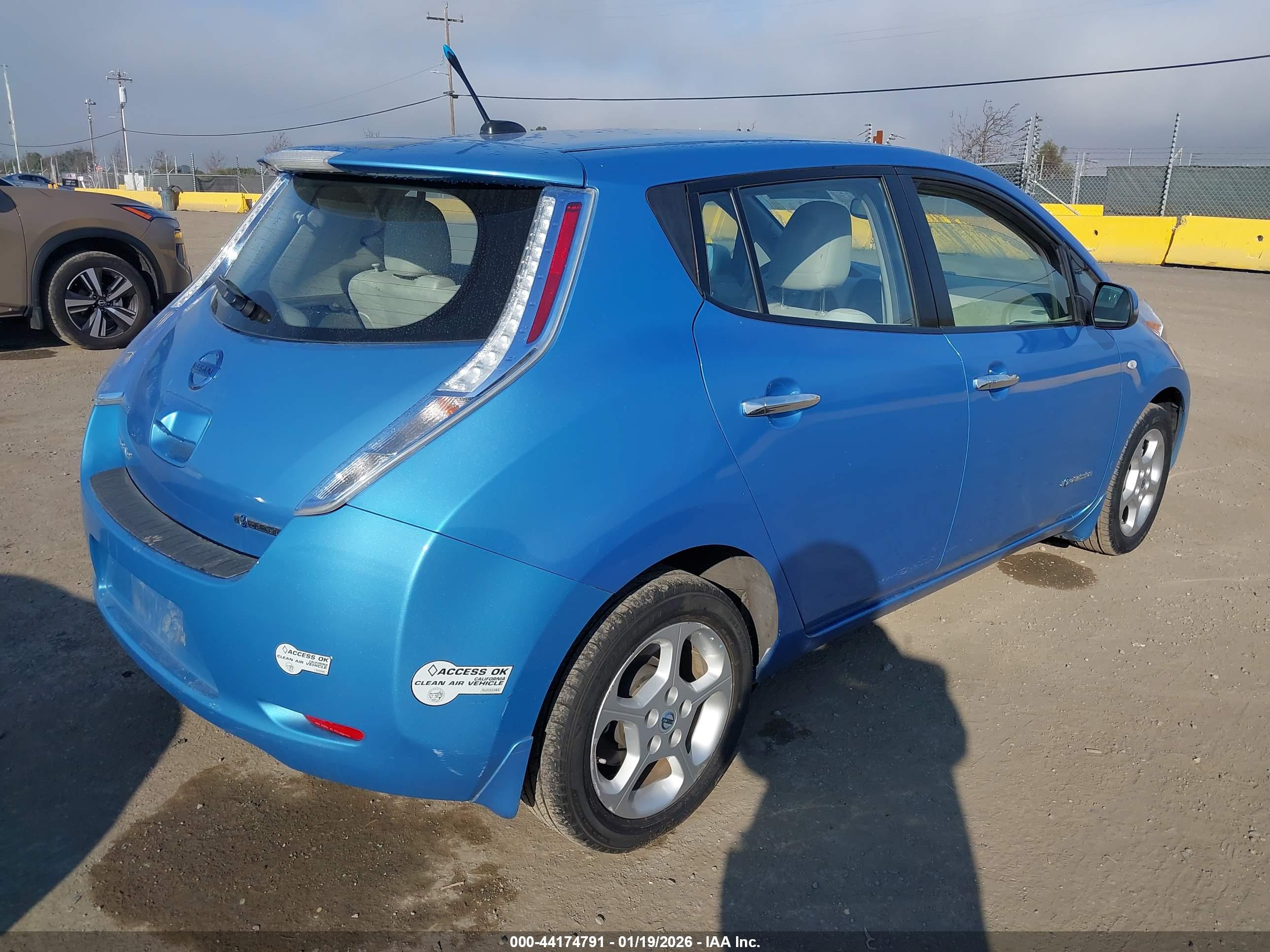 NISSAN LEAF image 4