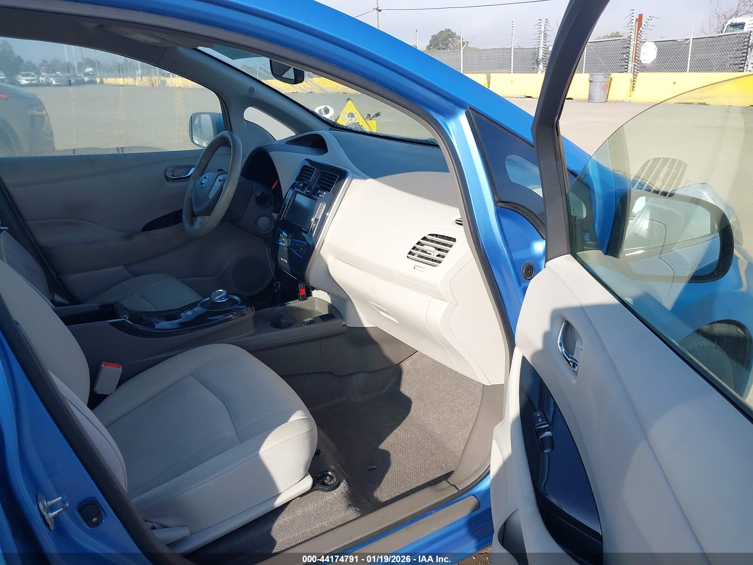 NISSAN LEAF image 5