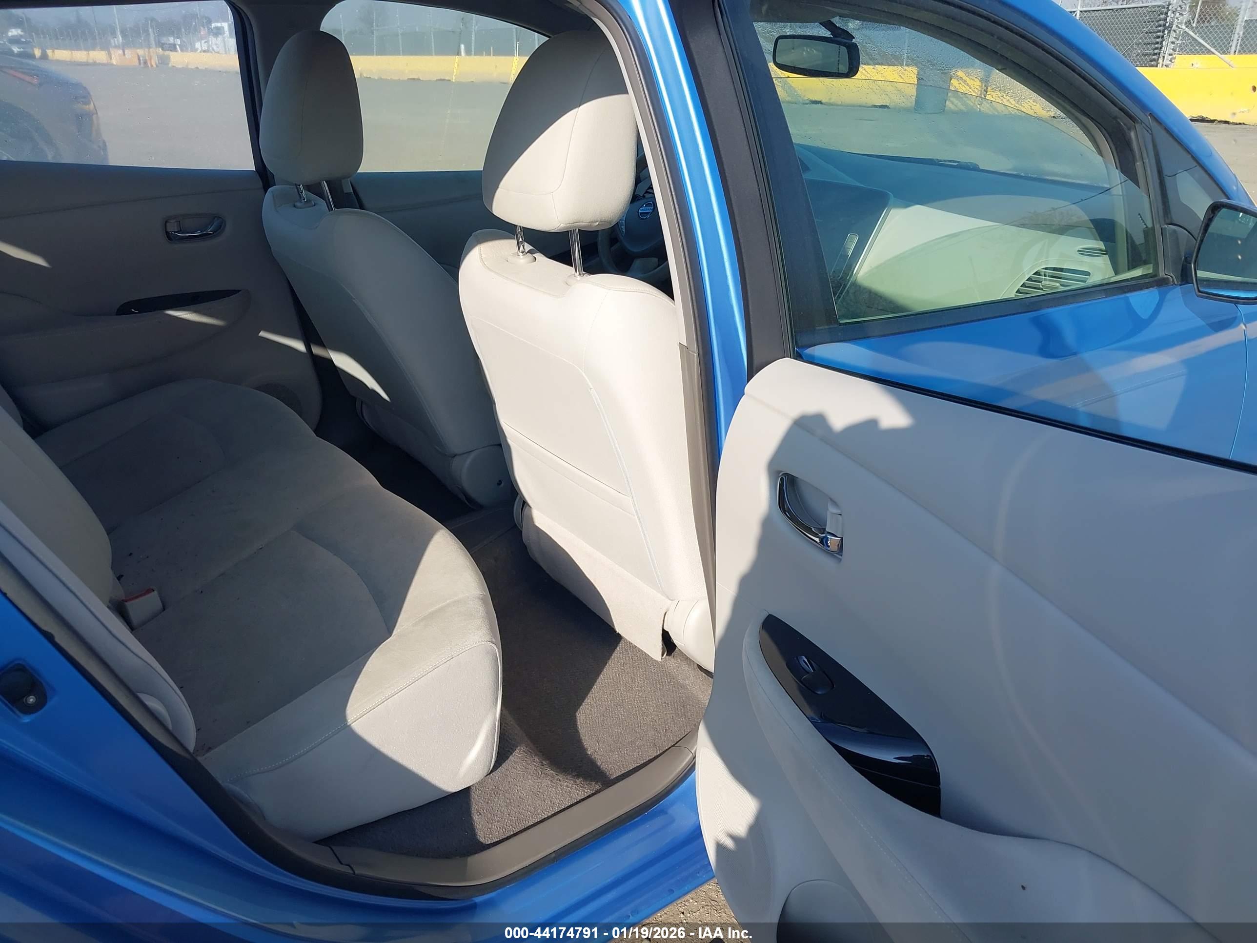 NISSAN LEAF image 8