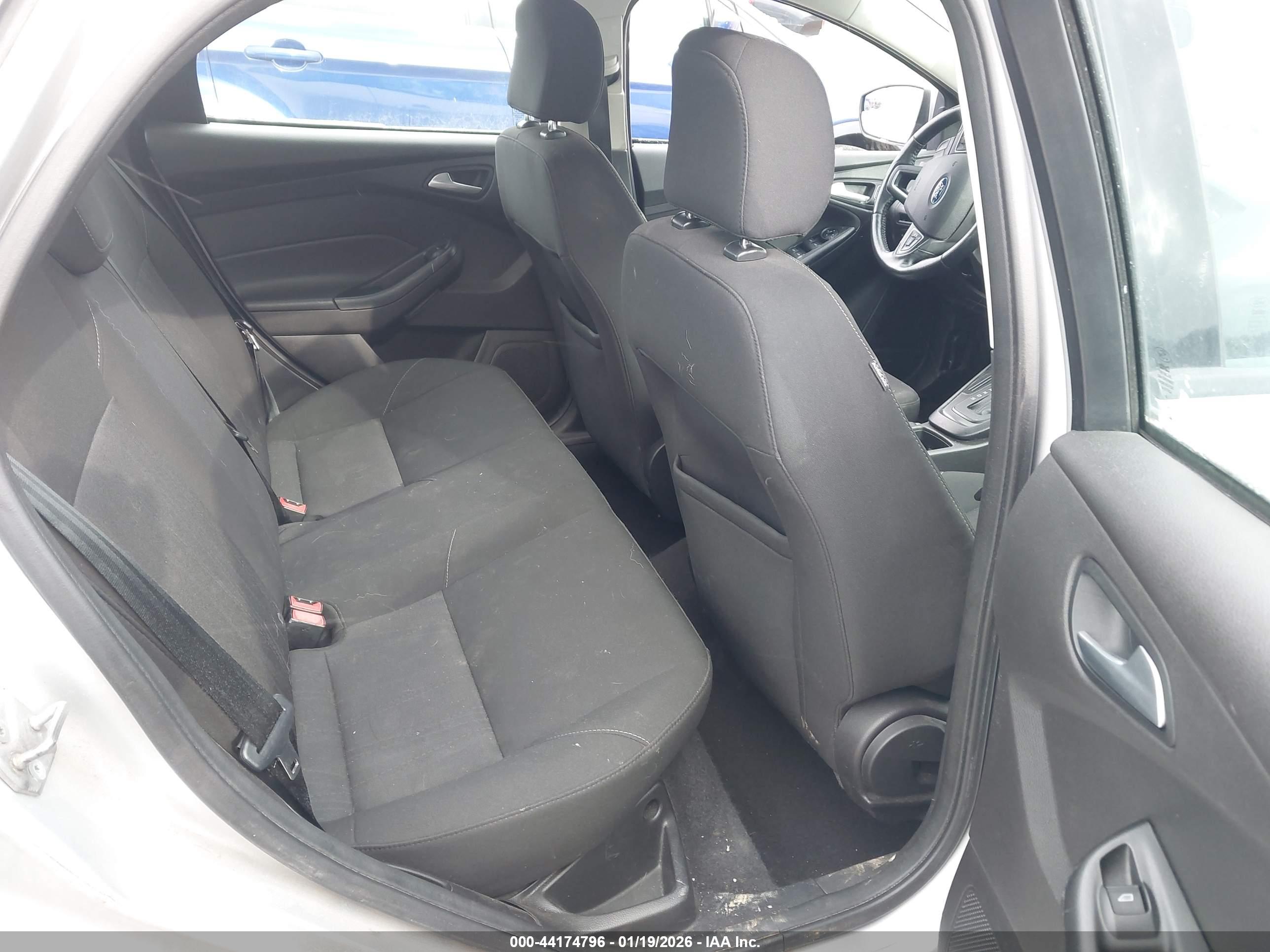 FORD FOCUS image 8