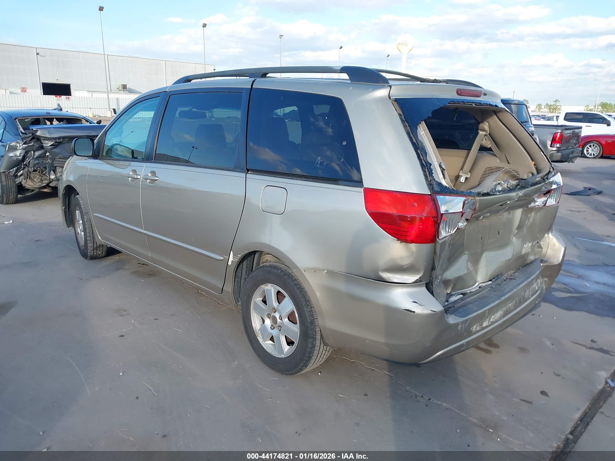 TOYOTA SIENNA image 3