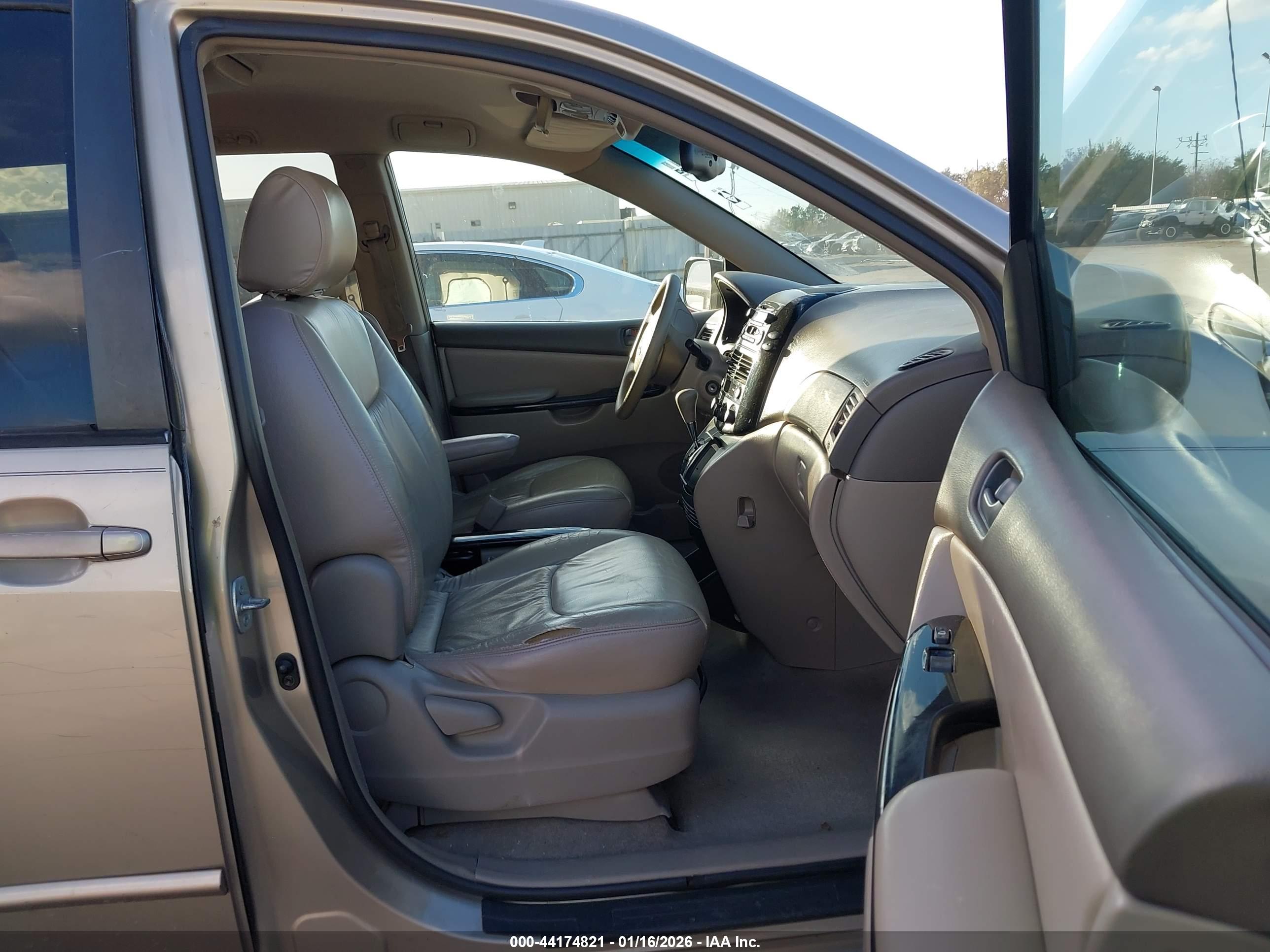TOYOTA SIENNA image 5