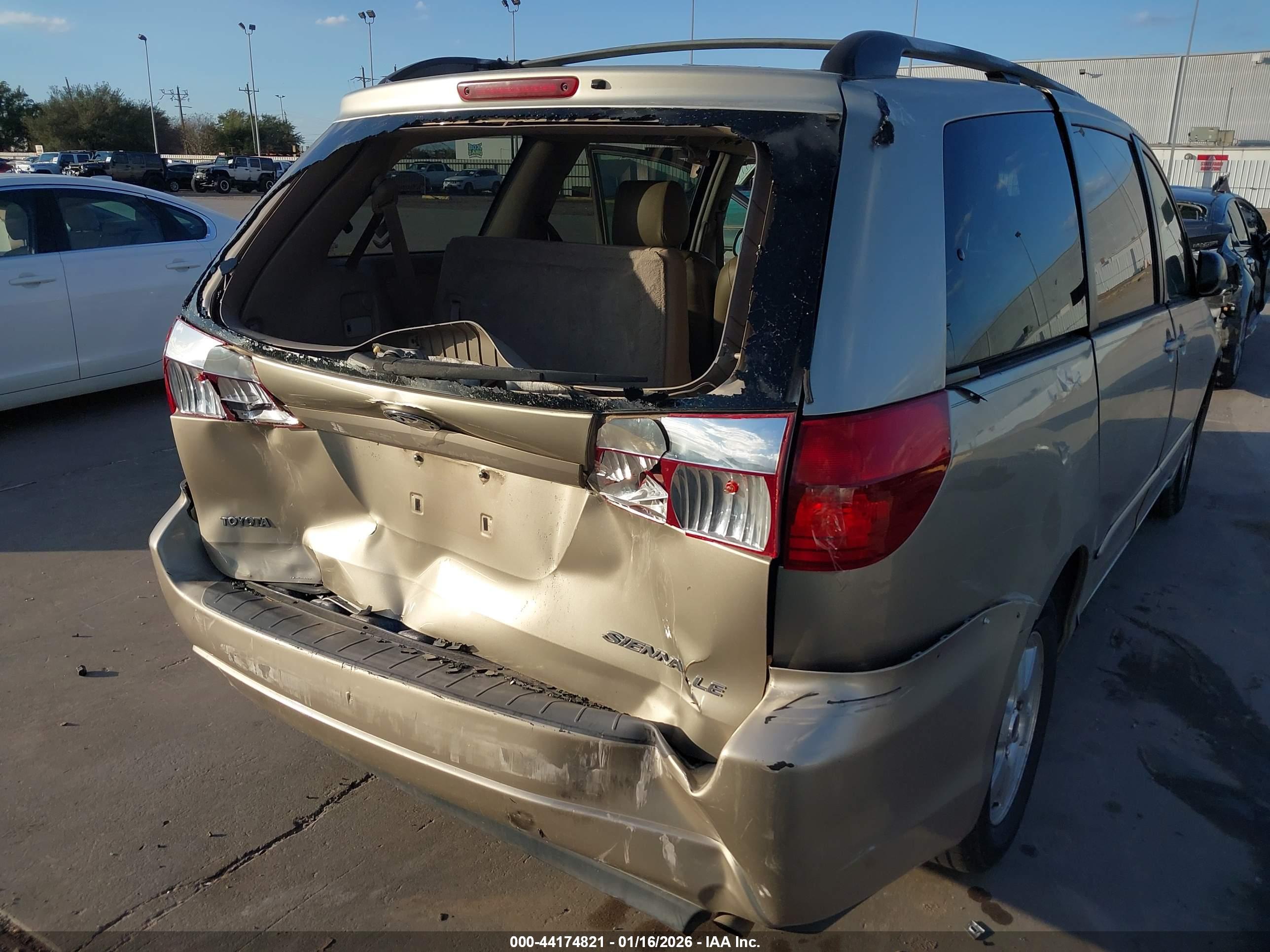 TOYOTA SIENNA image 6