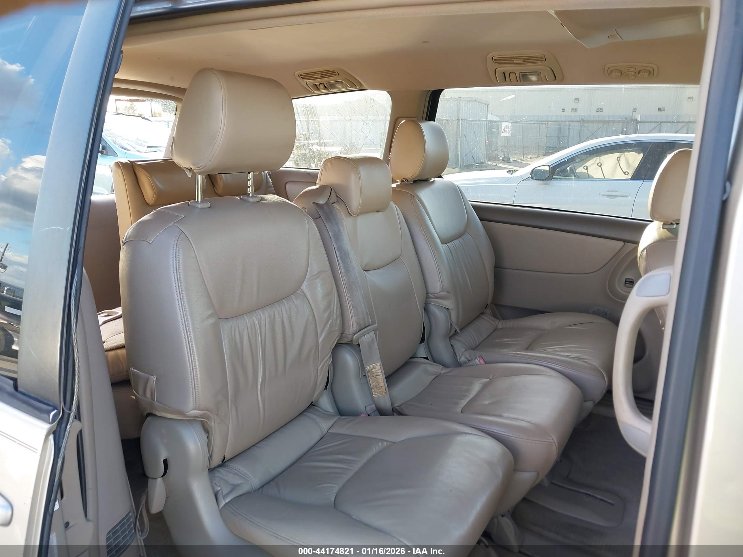 TOYOTA SIENNA image 8
