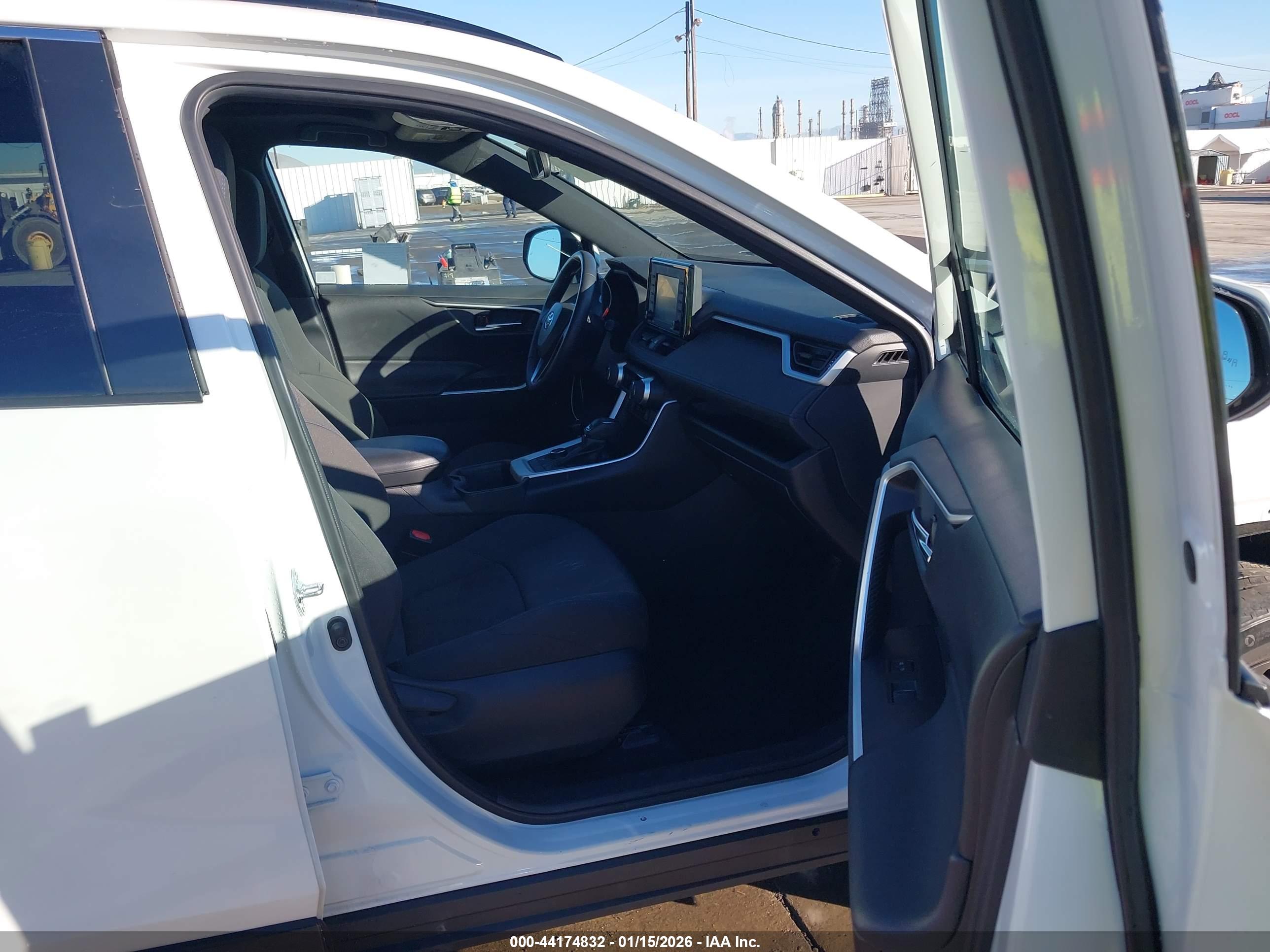 TOYOTA RAV4 image 5