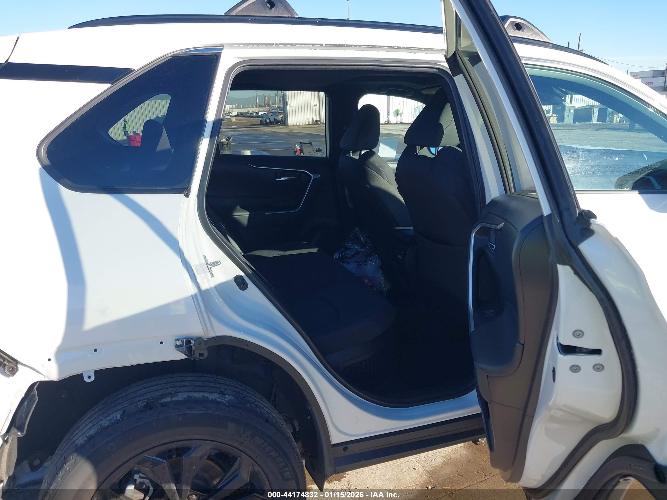 TOYOTA RAV4 image 8