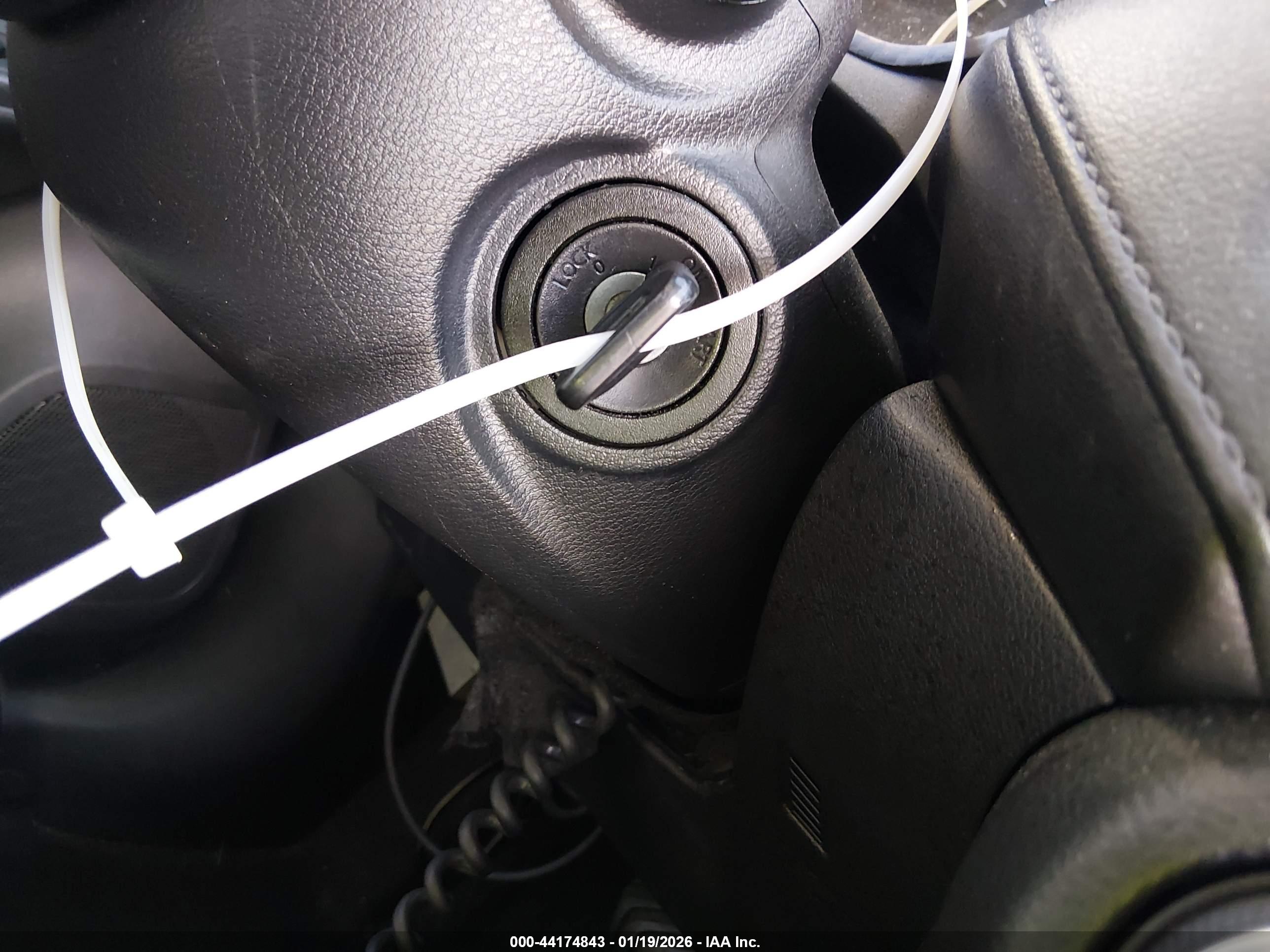 NISSAN VERSA image 11