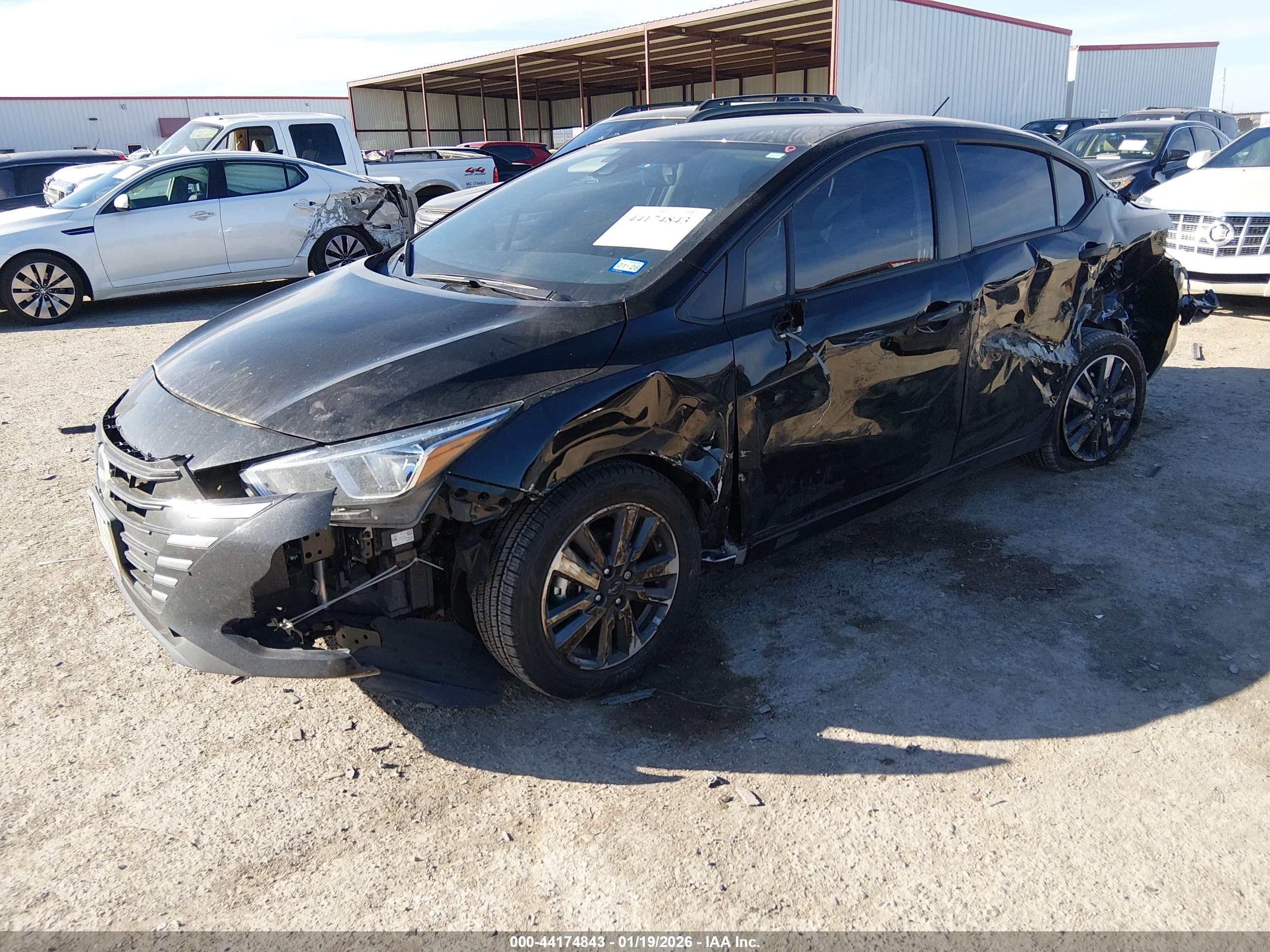 NISSAN VERSA image 2