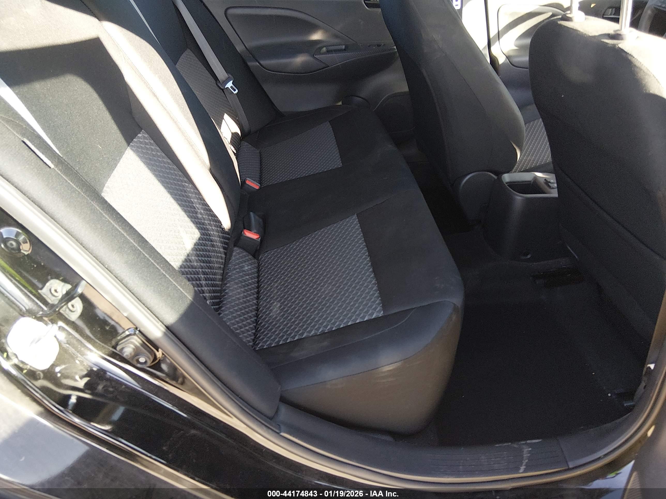NISSAN VERSA image 8