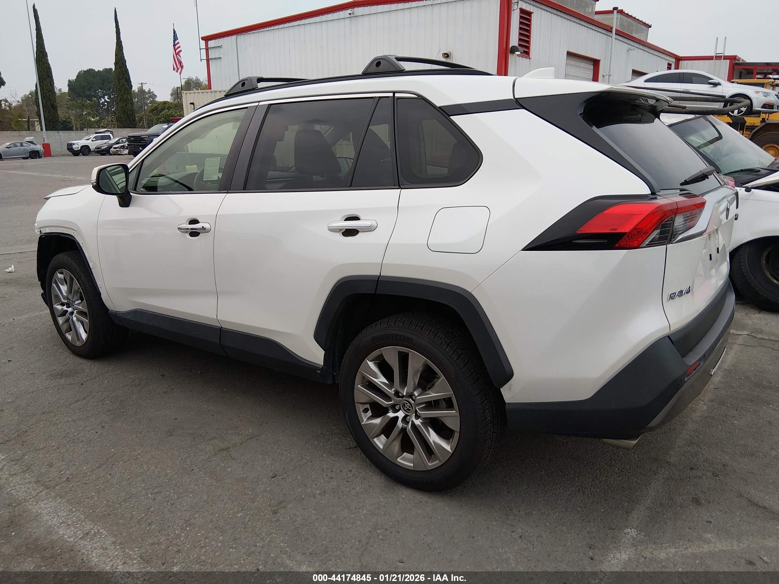 TOYOTA RAV4 image 3