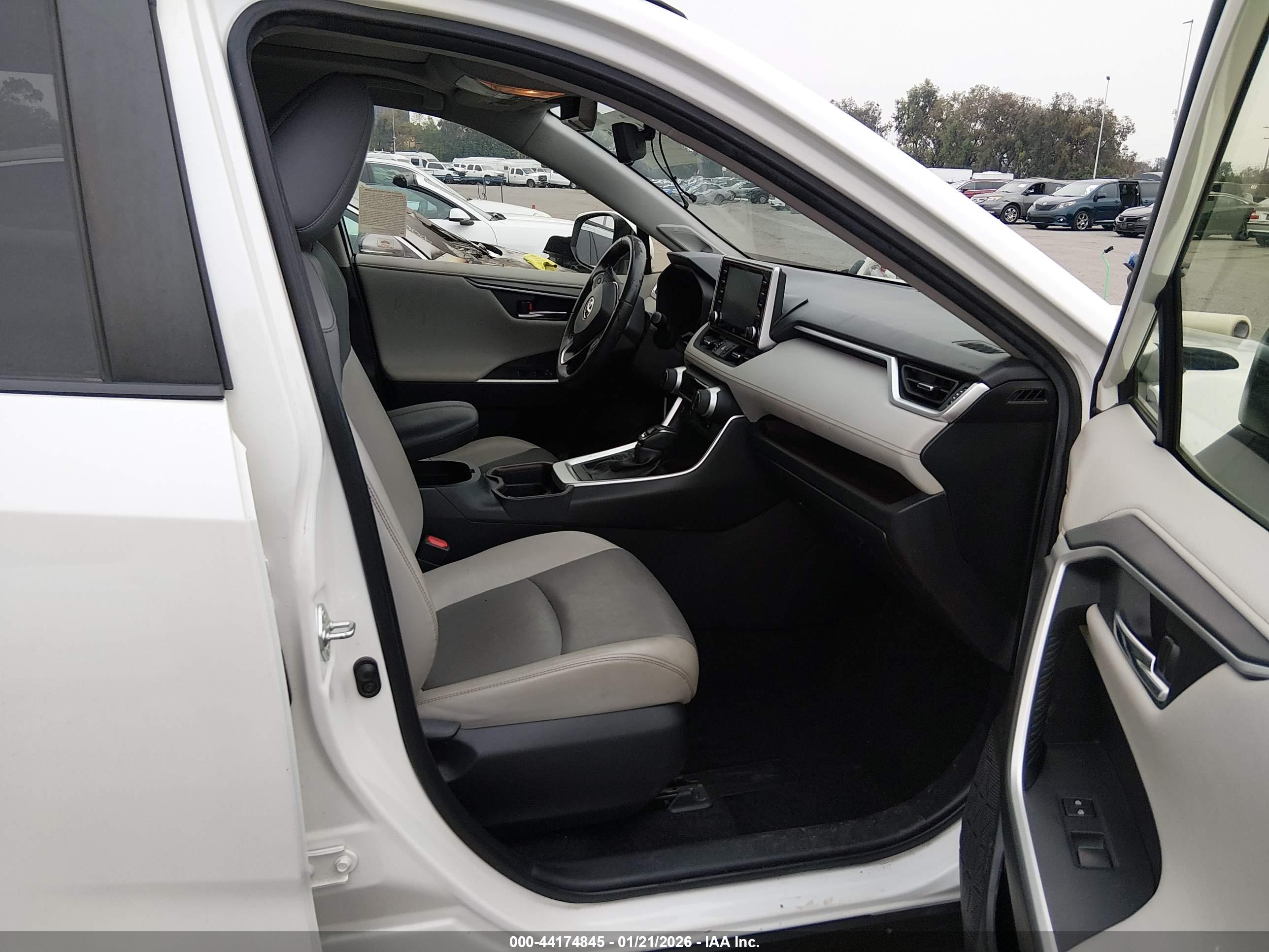 TOYOTA RAV4 image 5