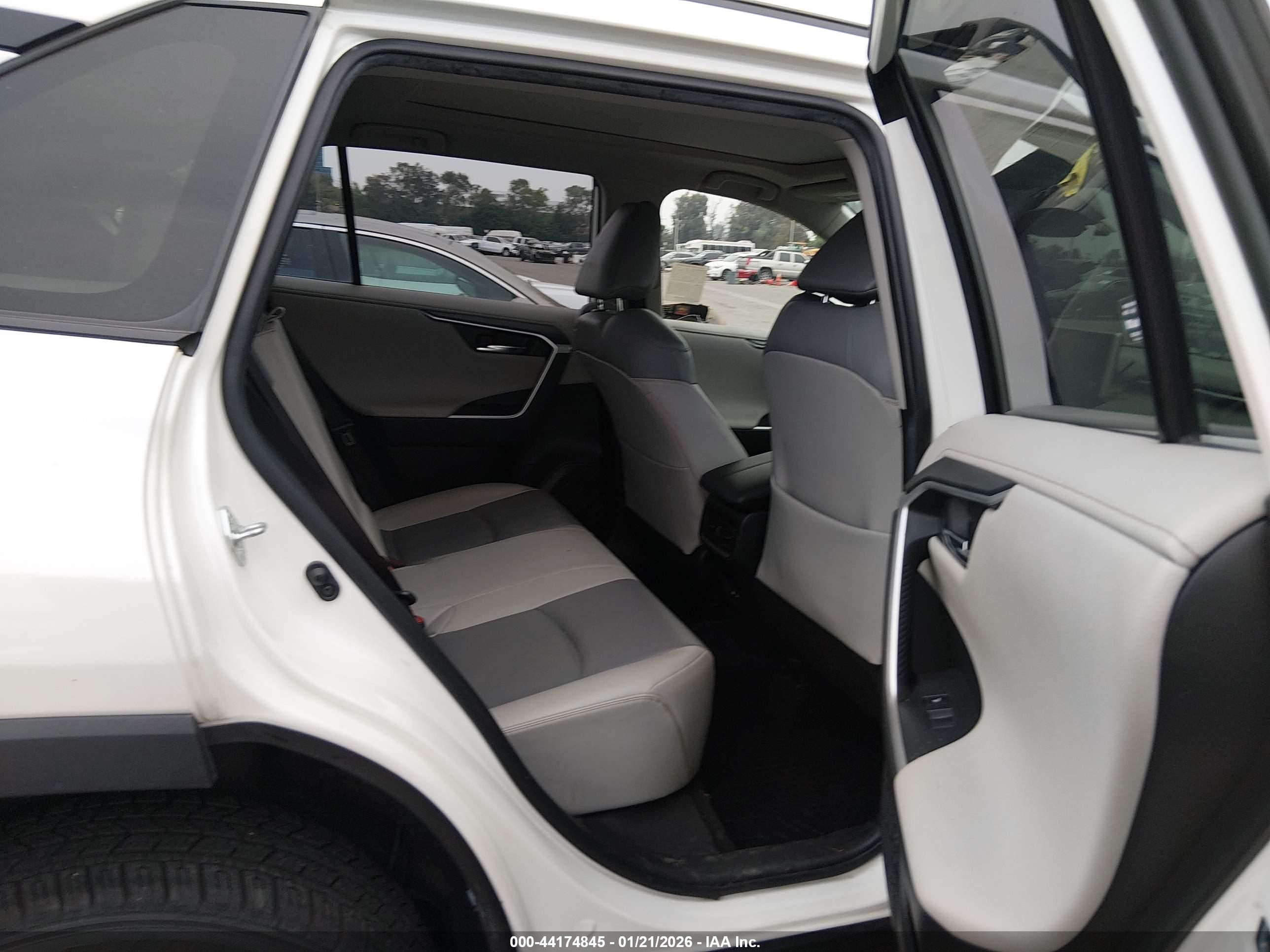 TOYOTA RAV4 image 8