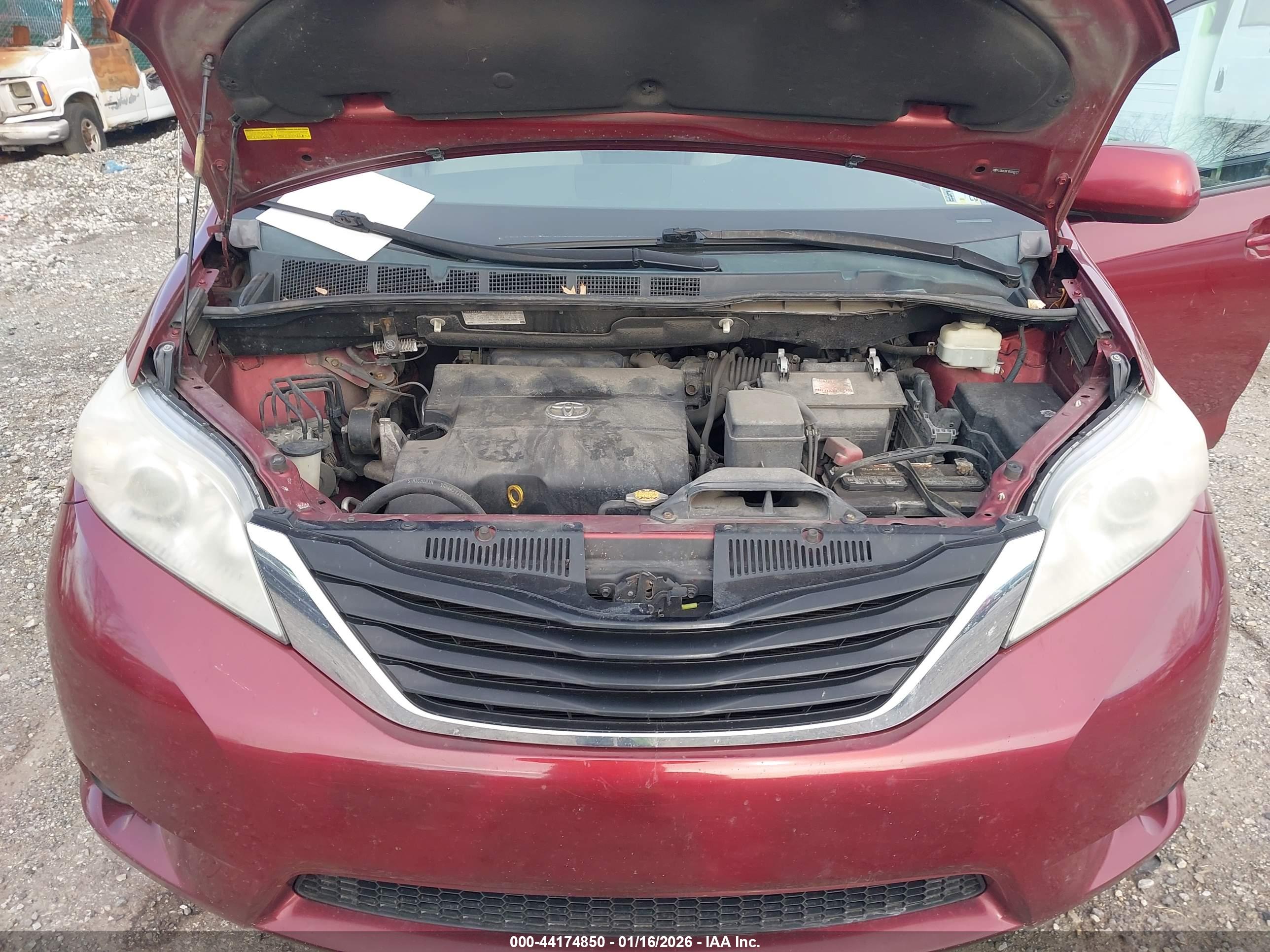 TOYOTA SIENNA image 10