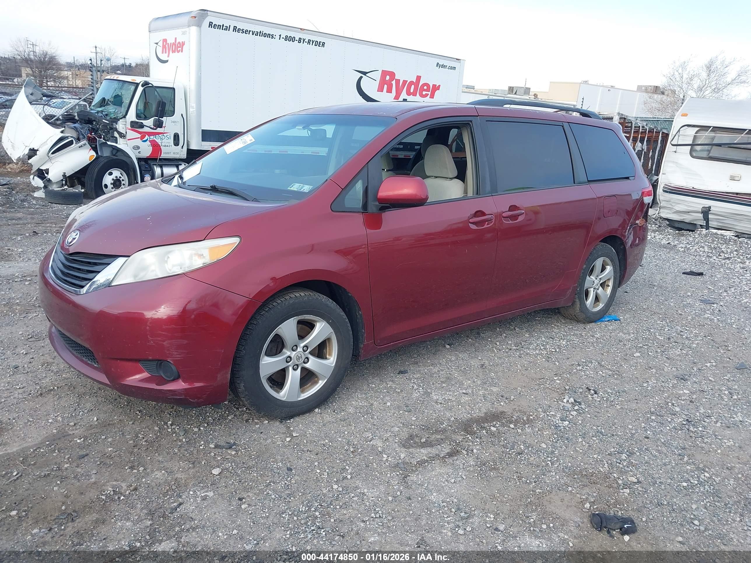 TOYOTA SIENNA image 2