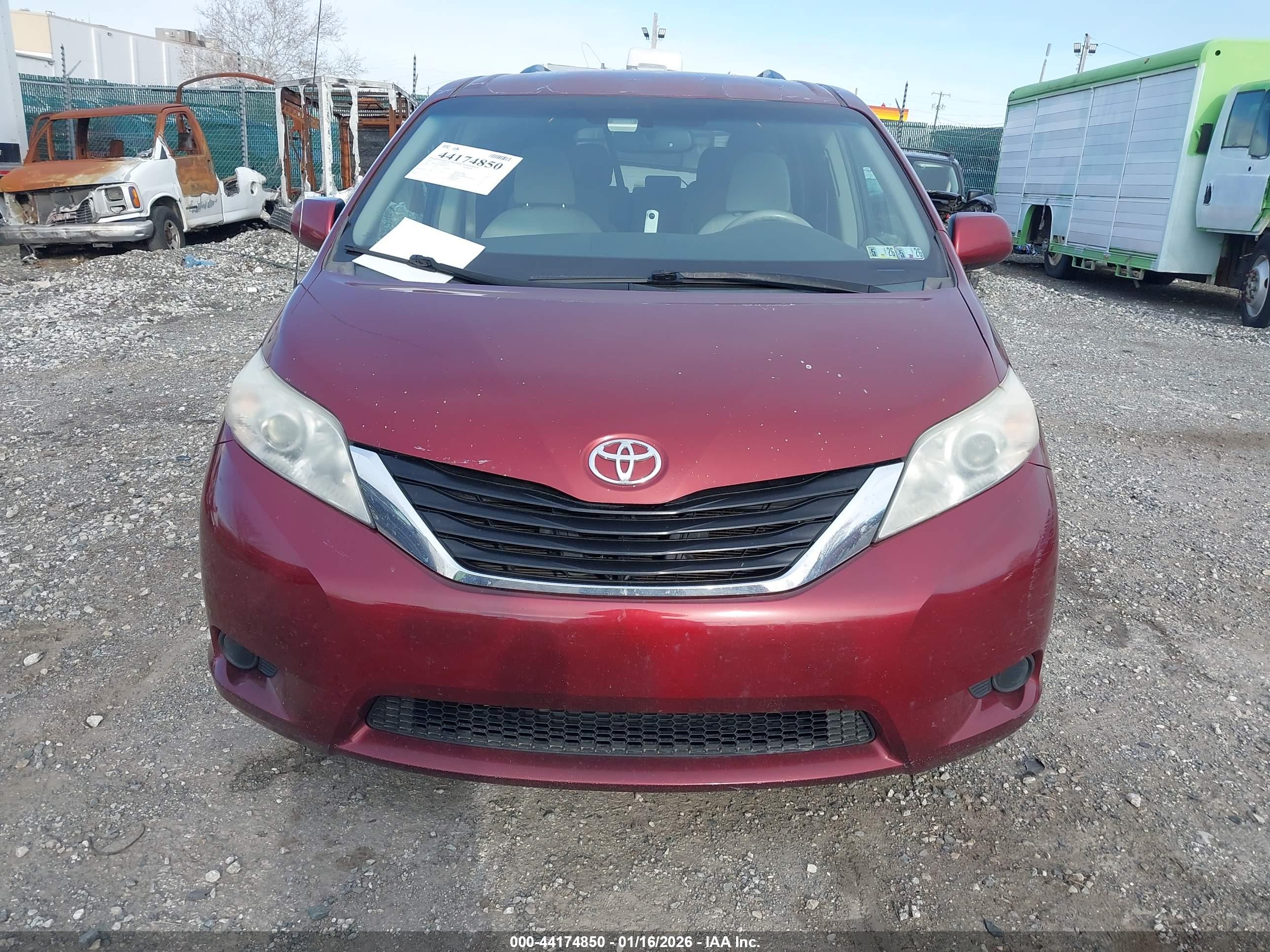TOYOTA SIENNA image 6