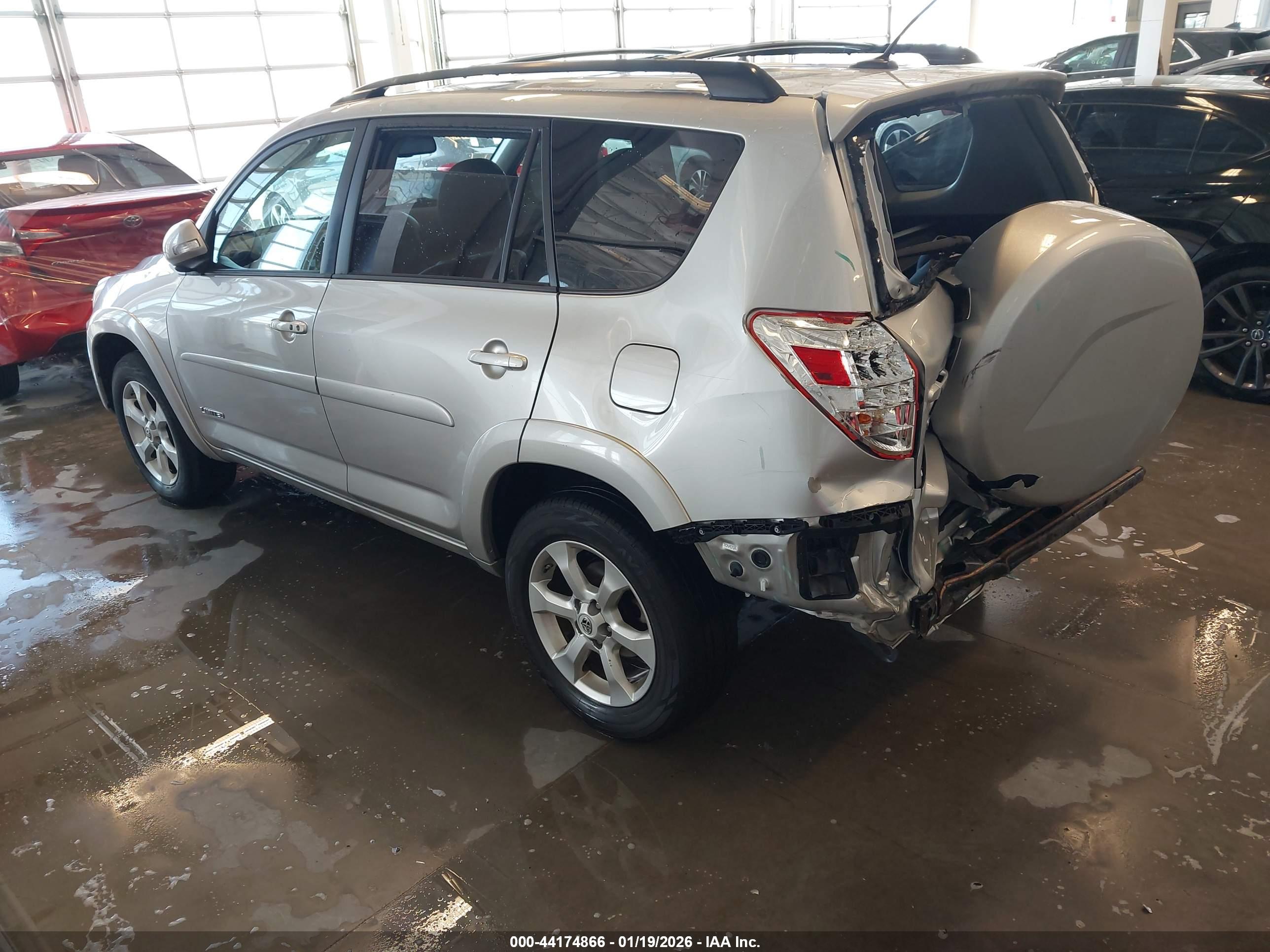TOYOTA RAV4 image 3