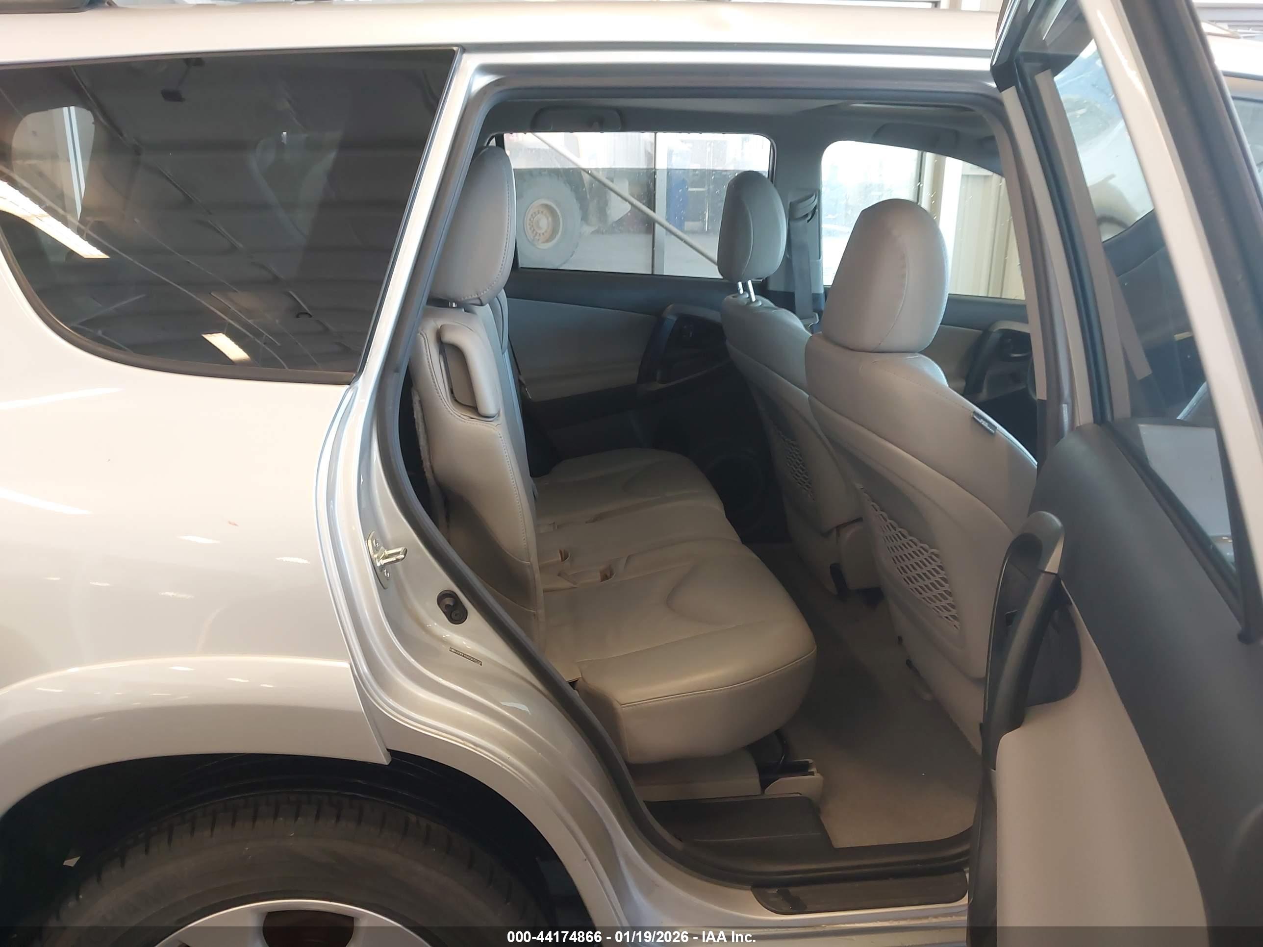 TOYOTA RAV4 image 8