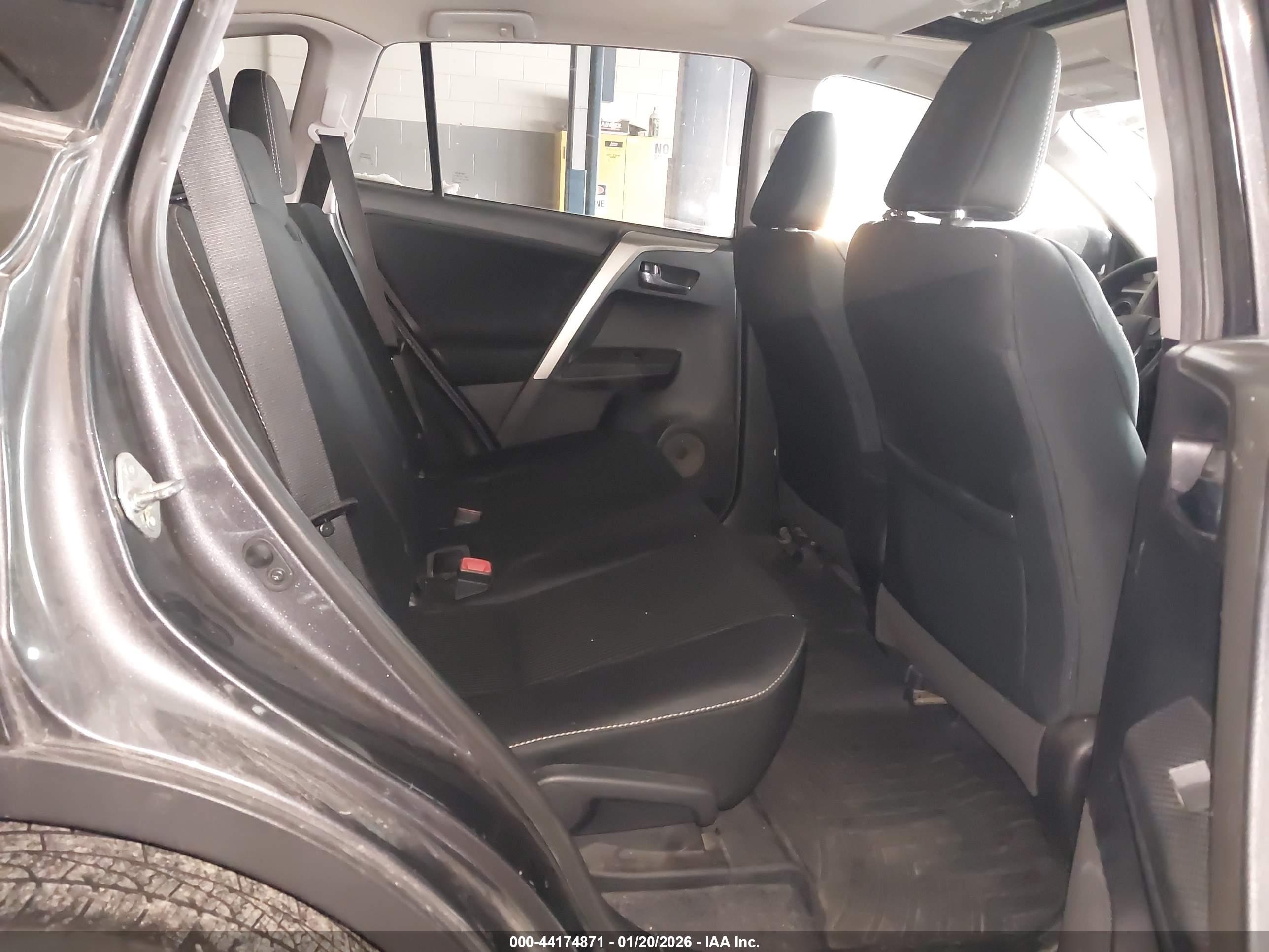 TOYOTA RAV4 image 8