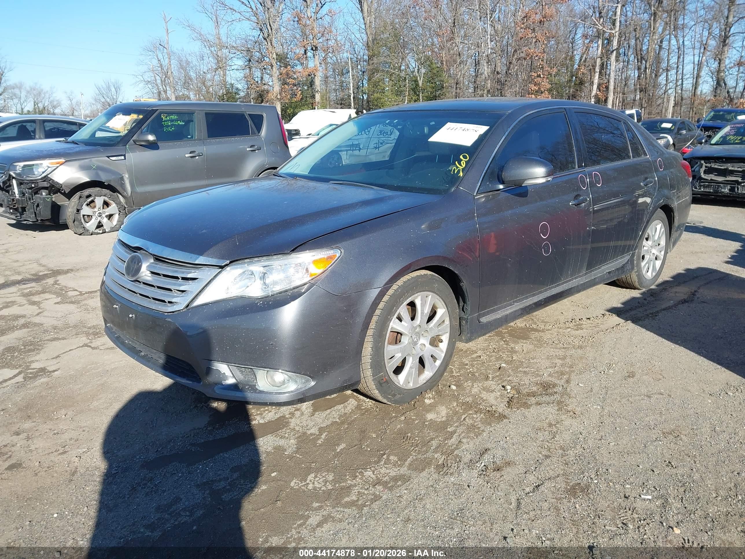 TOYOTA AVALON image 2