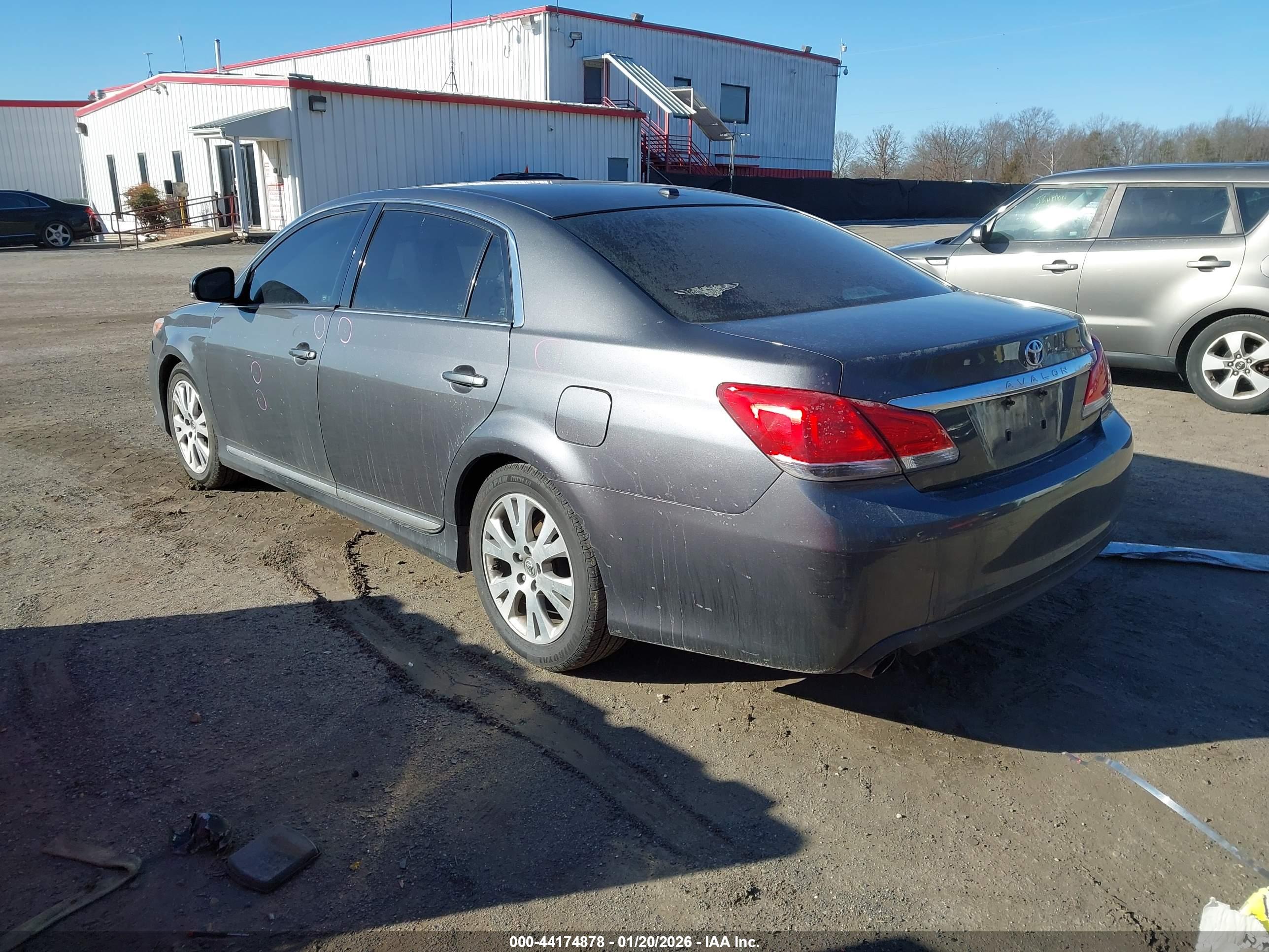 TOYOTA AVALON image 3