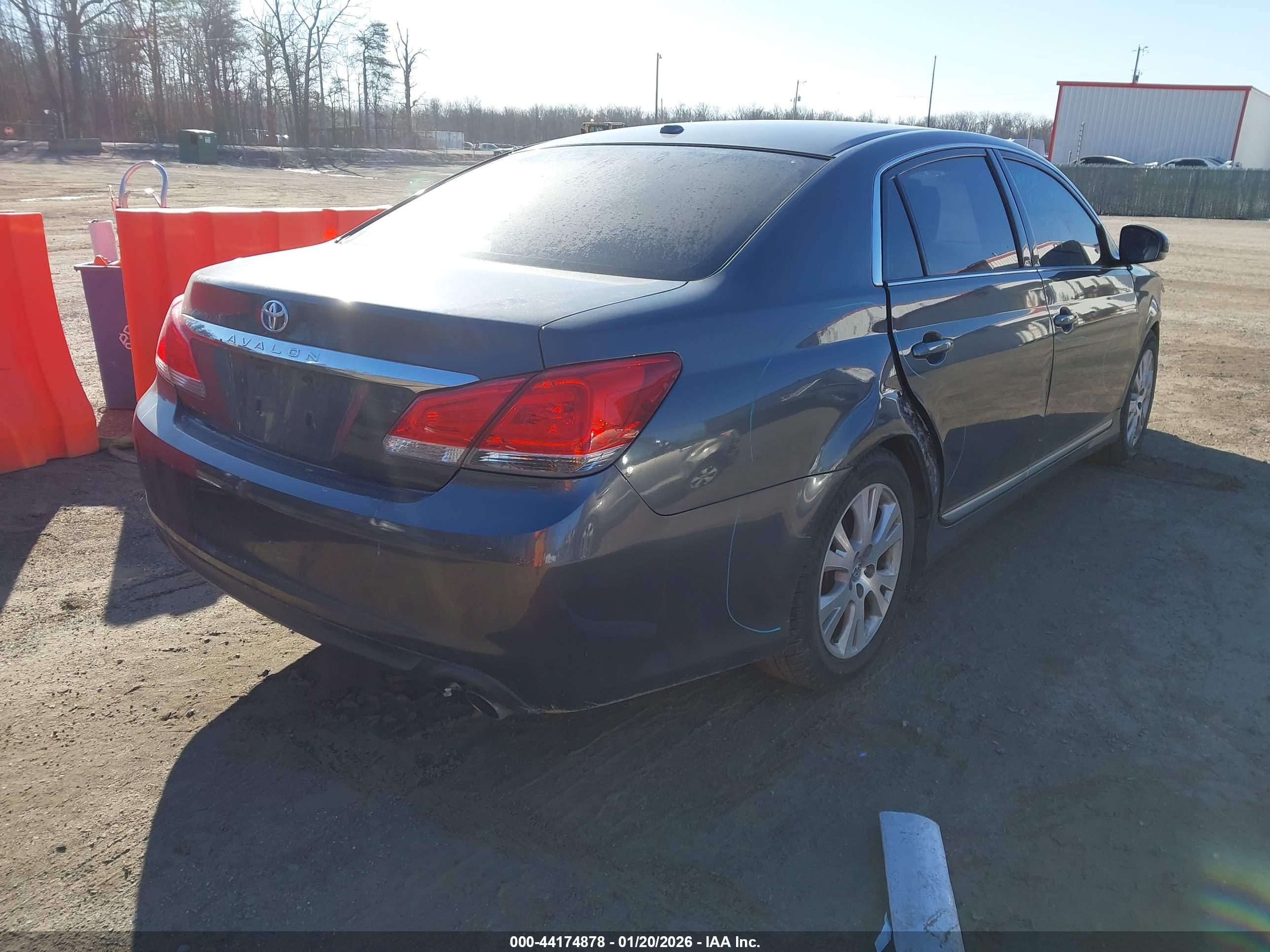 TOYOTA AVALON image 4