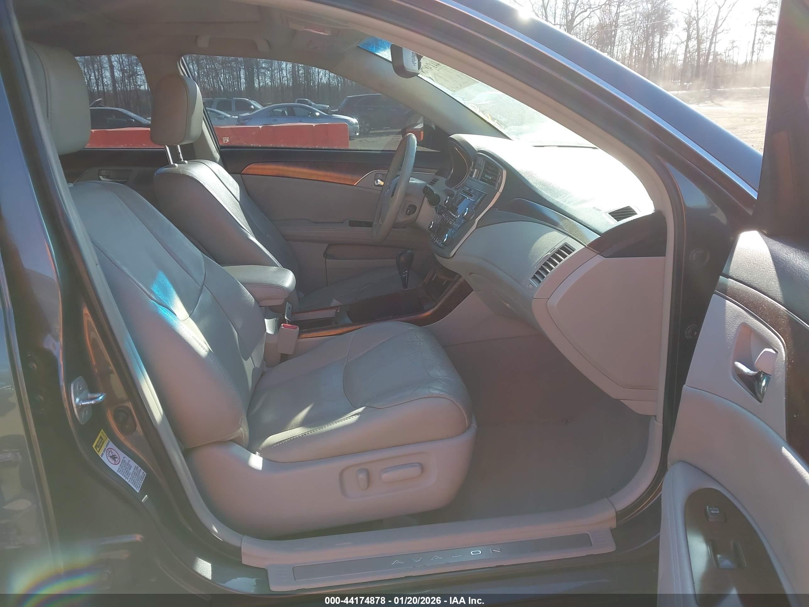 TOYOTA AVALON image 5