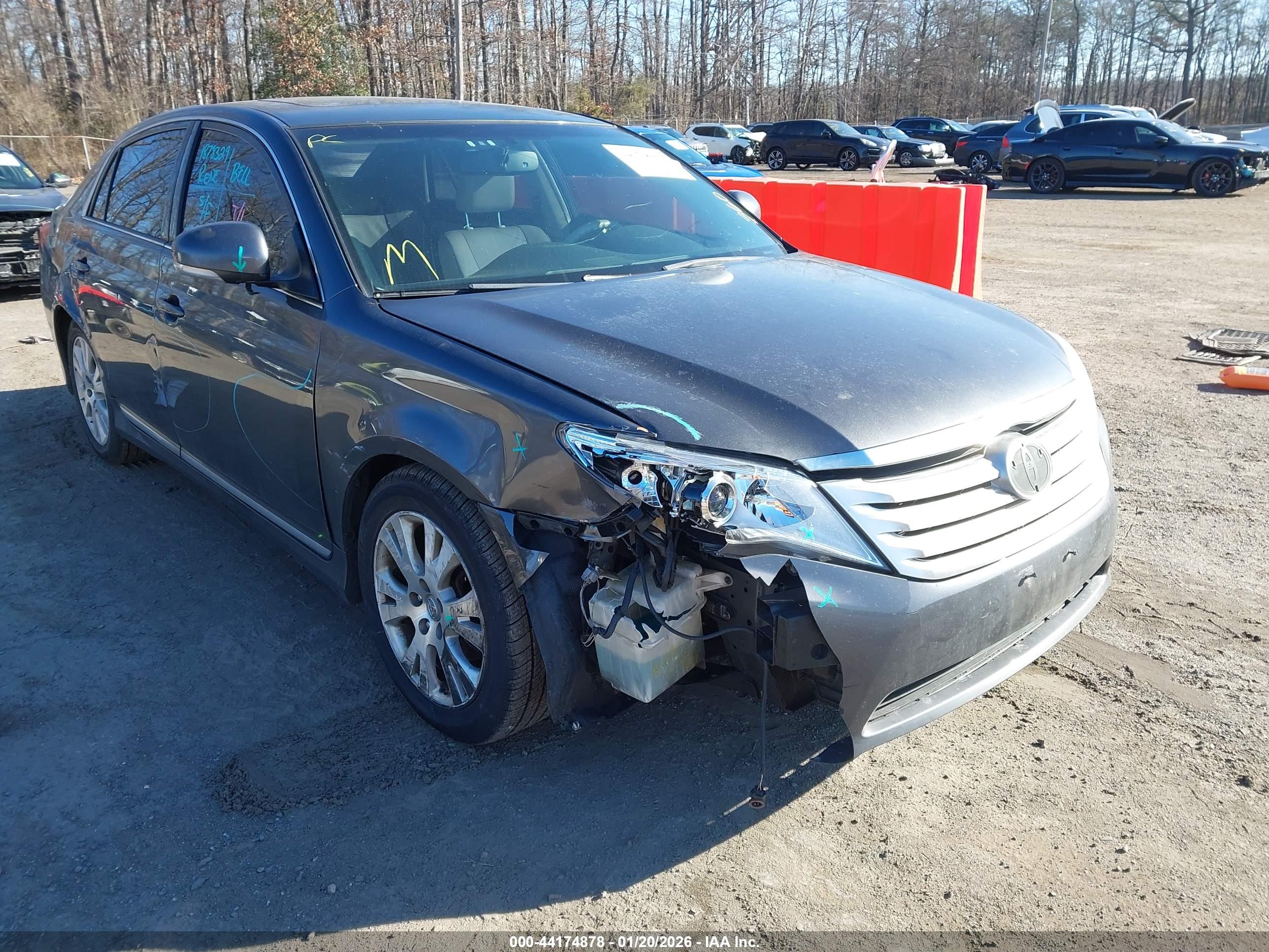 TOYOTA AVALON image 6