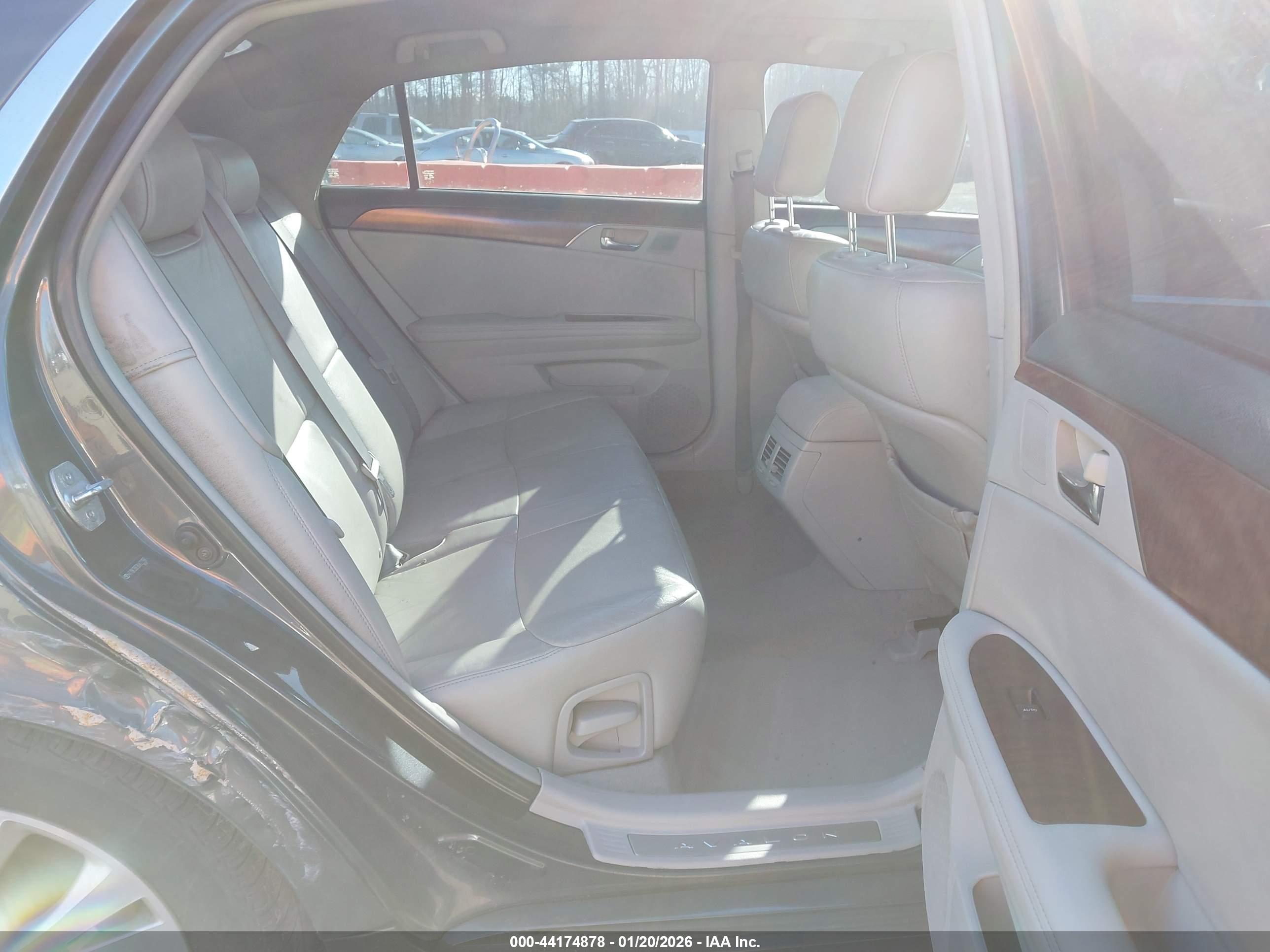 TOYOTA AVALON image 8