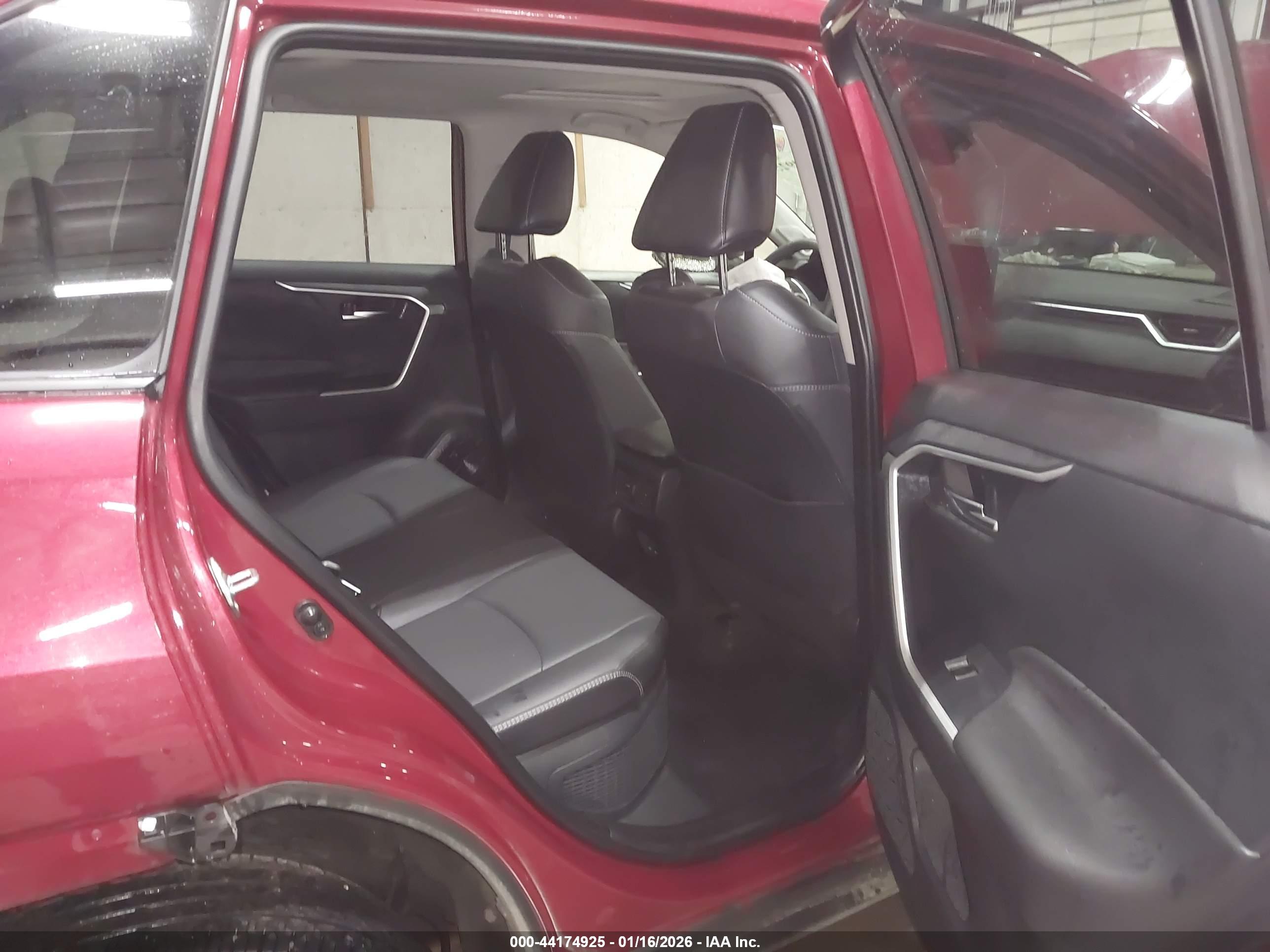 TOYOTA RAV4 image 8