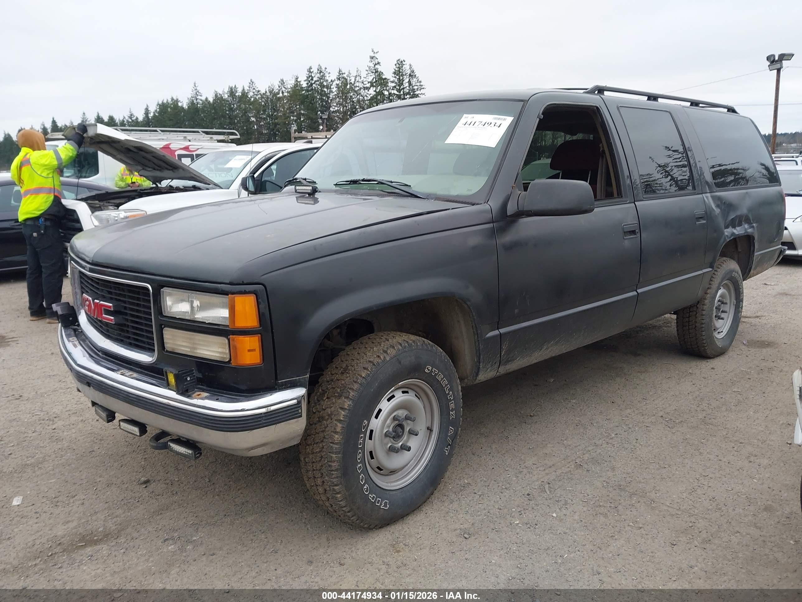 GMC SUBURBAN image 2