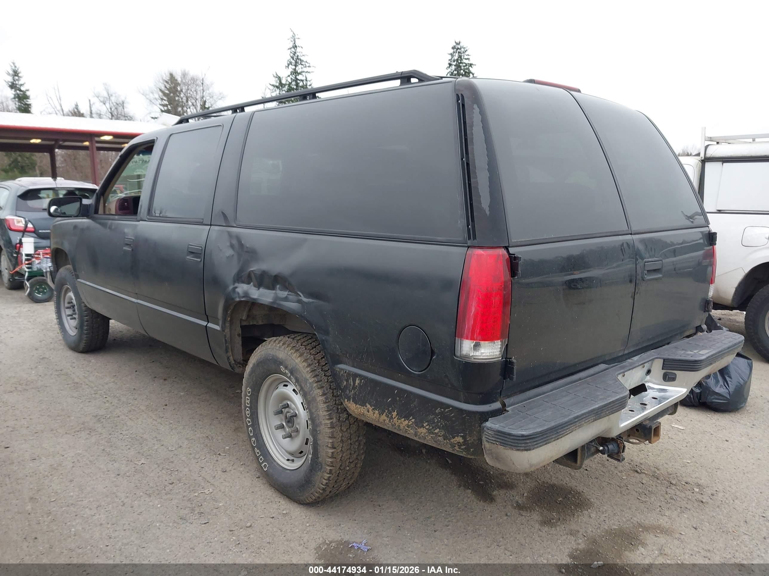 GMC SUBURBAN image 3