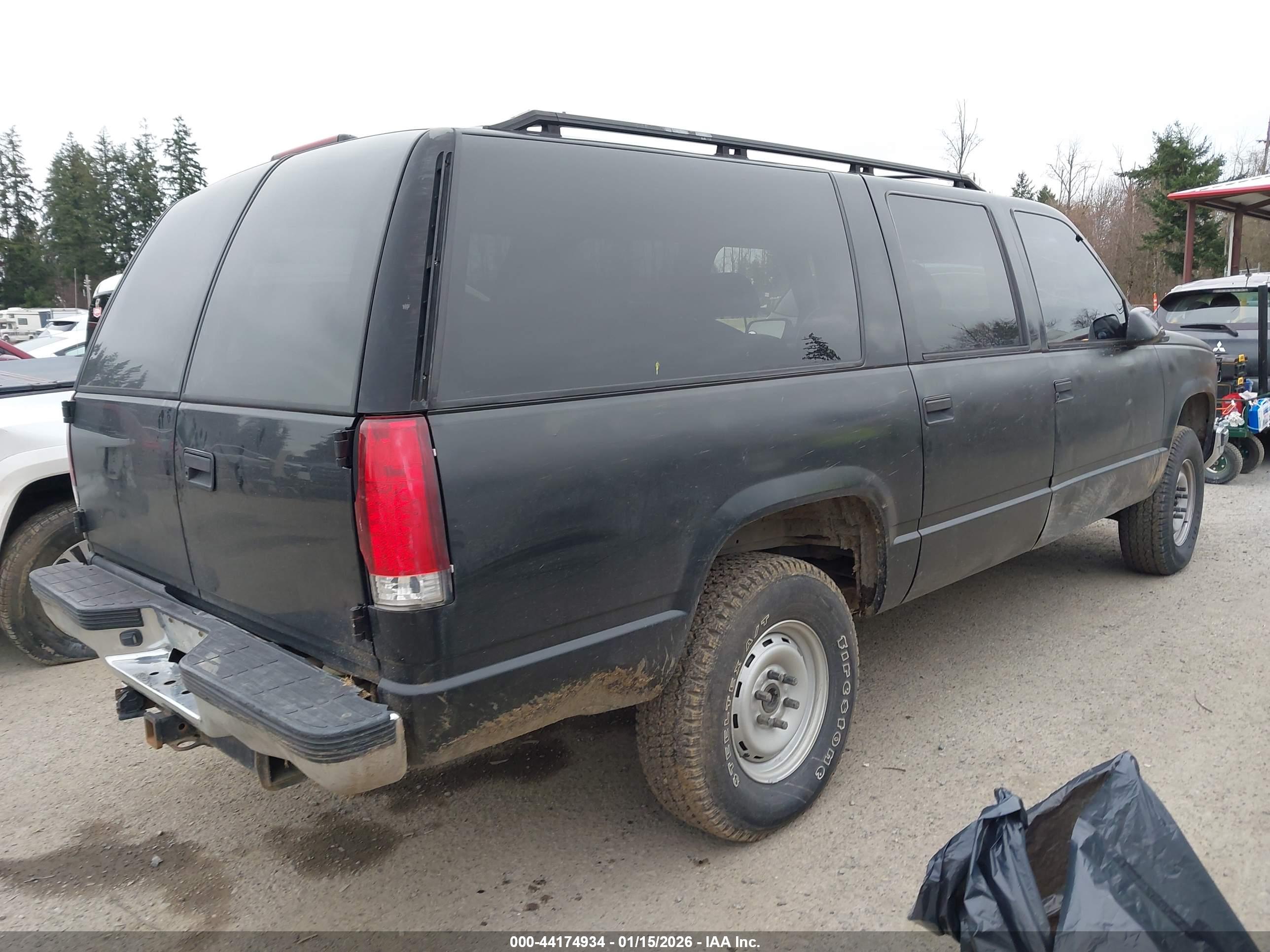 GMC SUBURBAN image 4