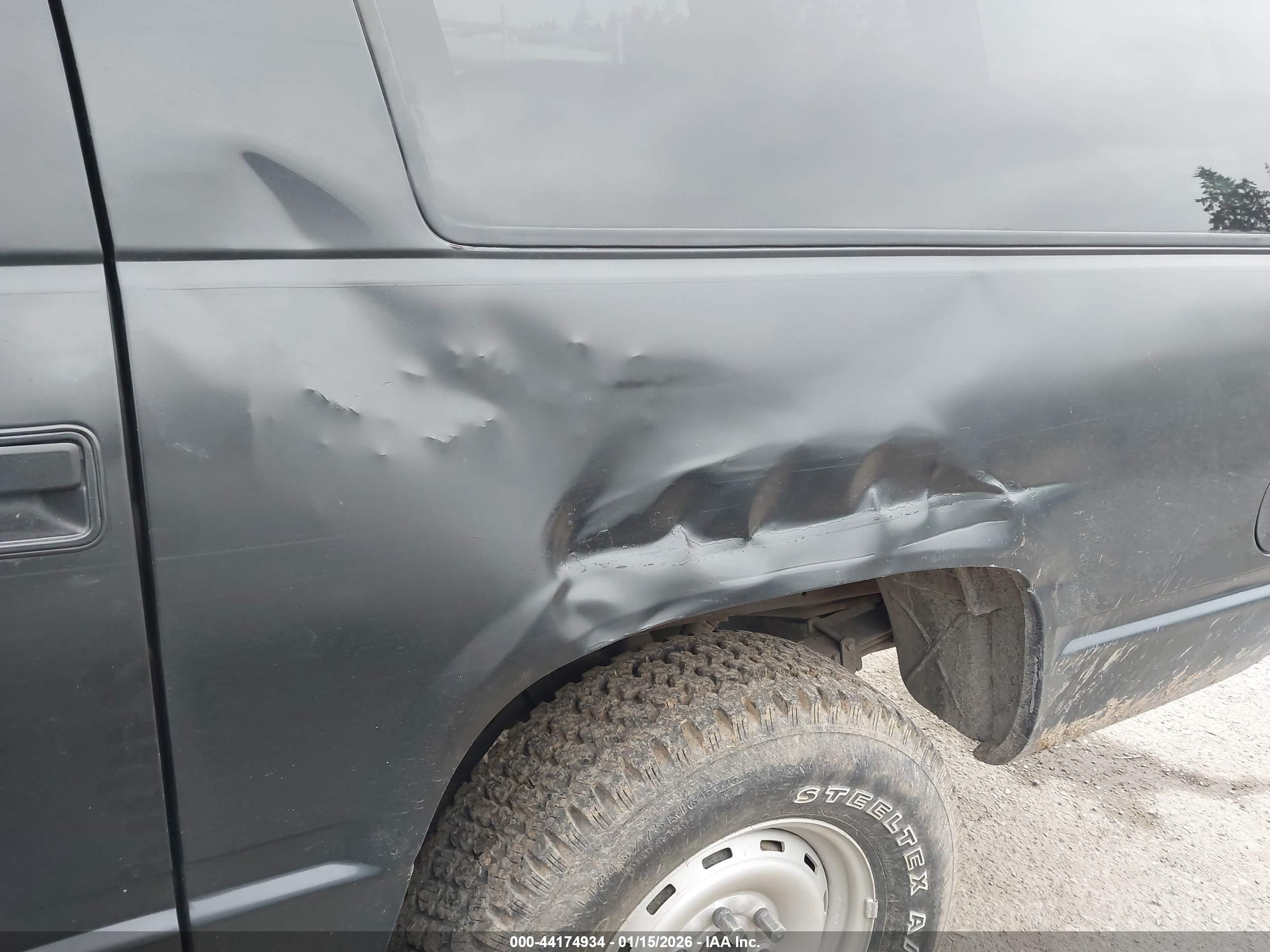 GMC SUBURBAN image 6