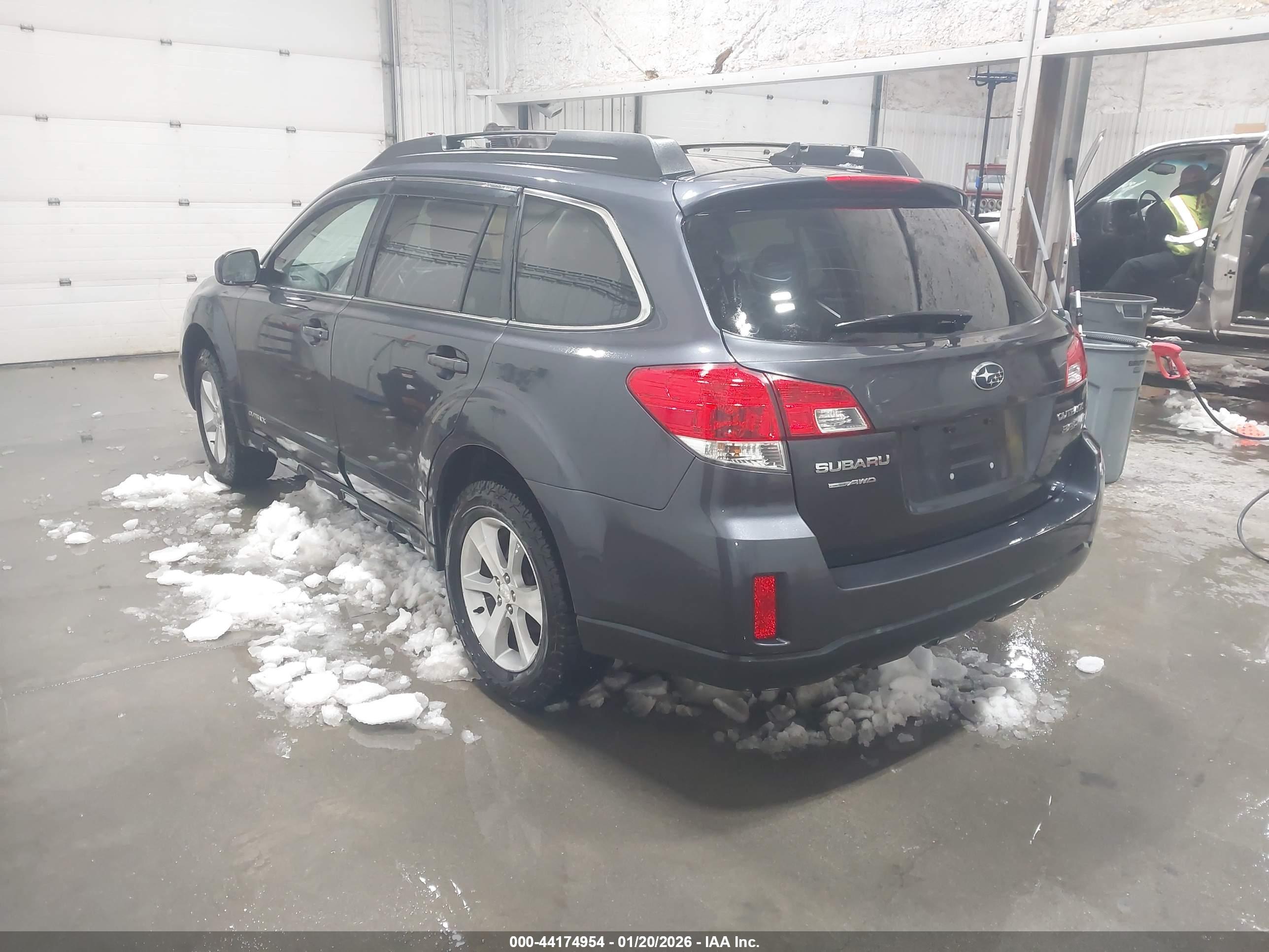 SUBARU OUTBACK image 3