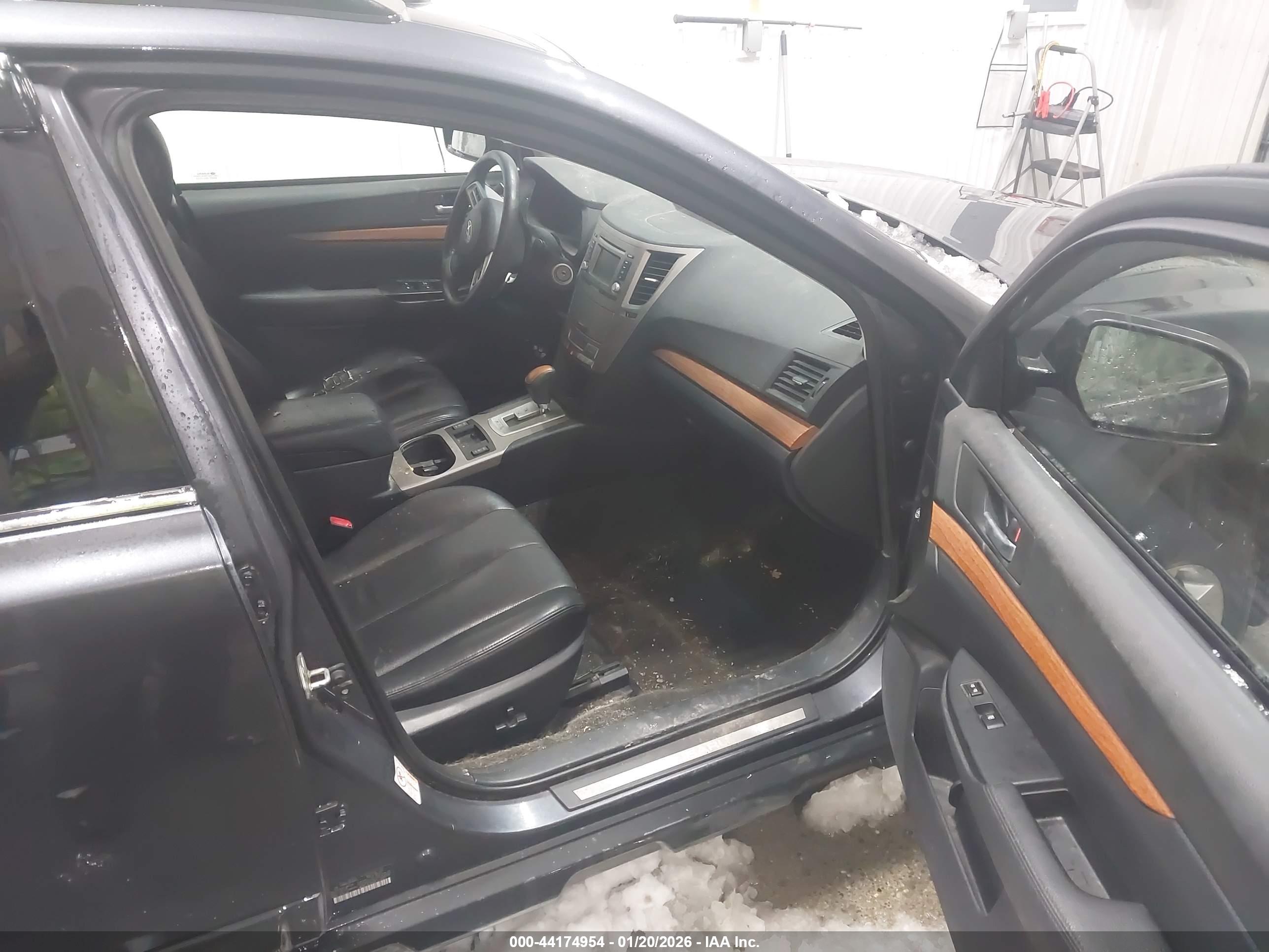 SUBARU OUTBACK image 5