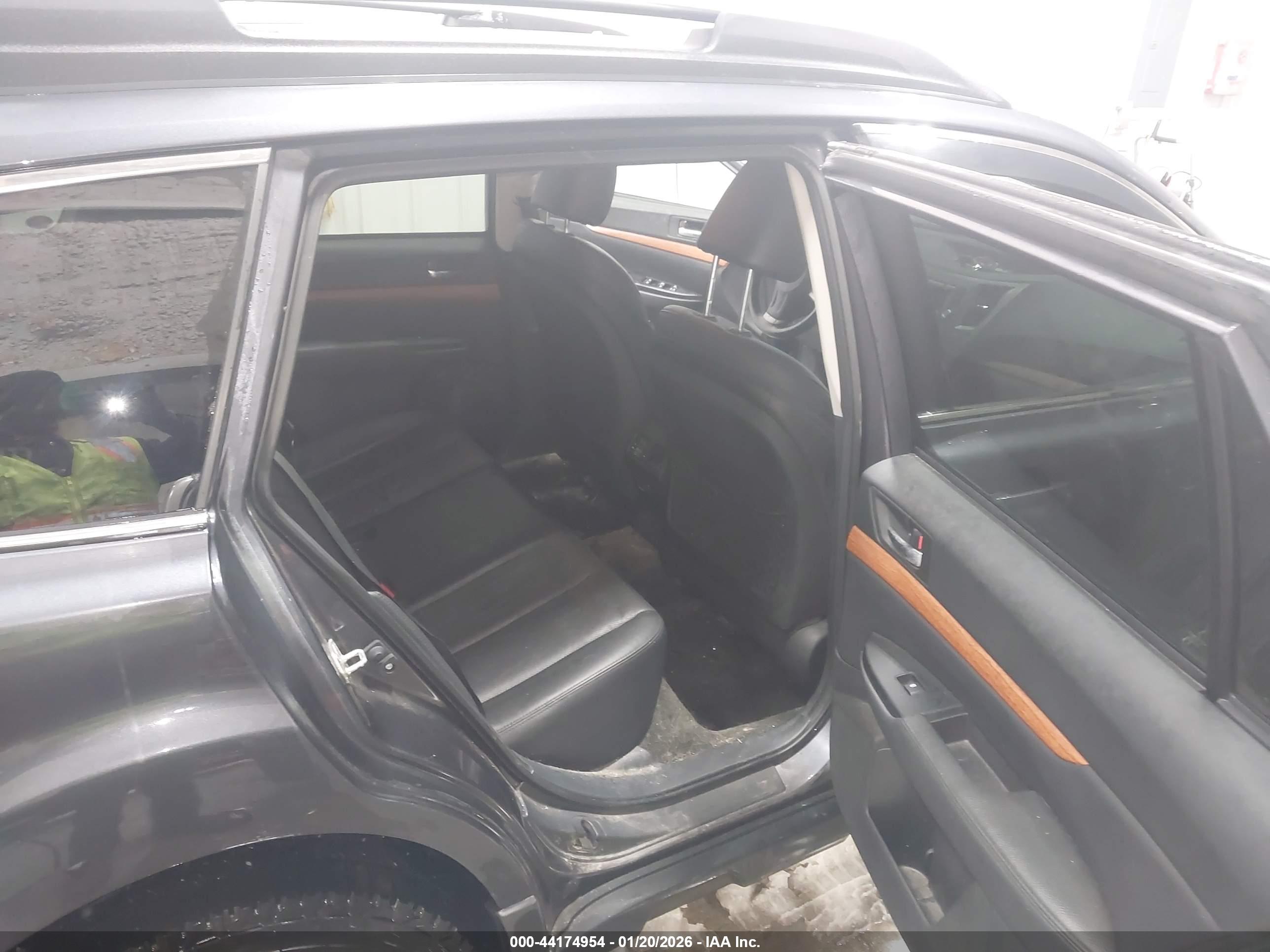 SUBARU OUTBACK image 8