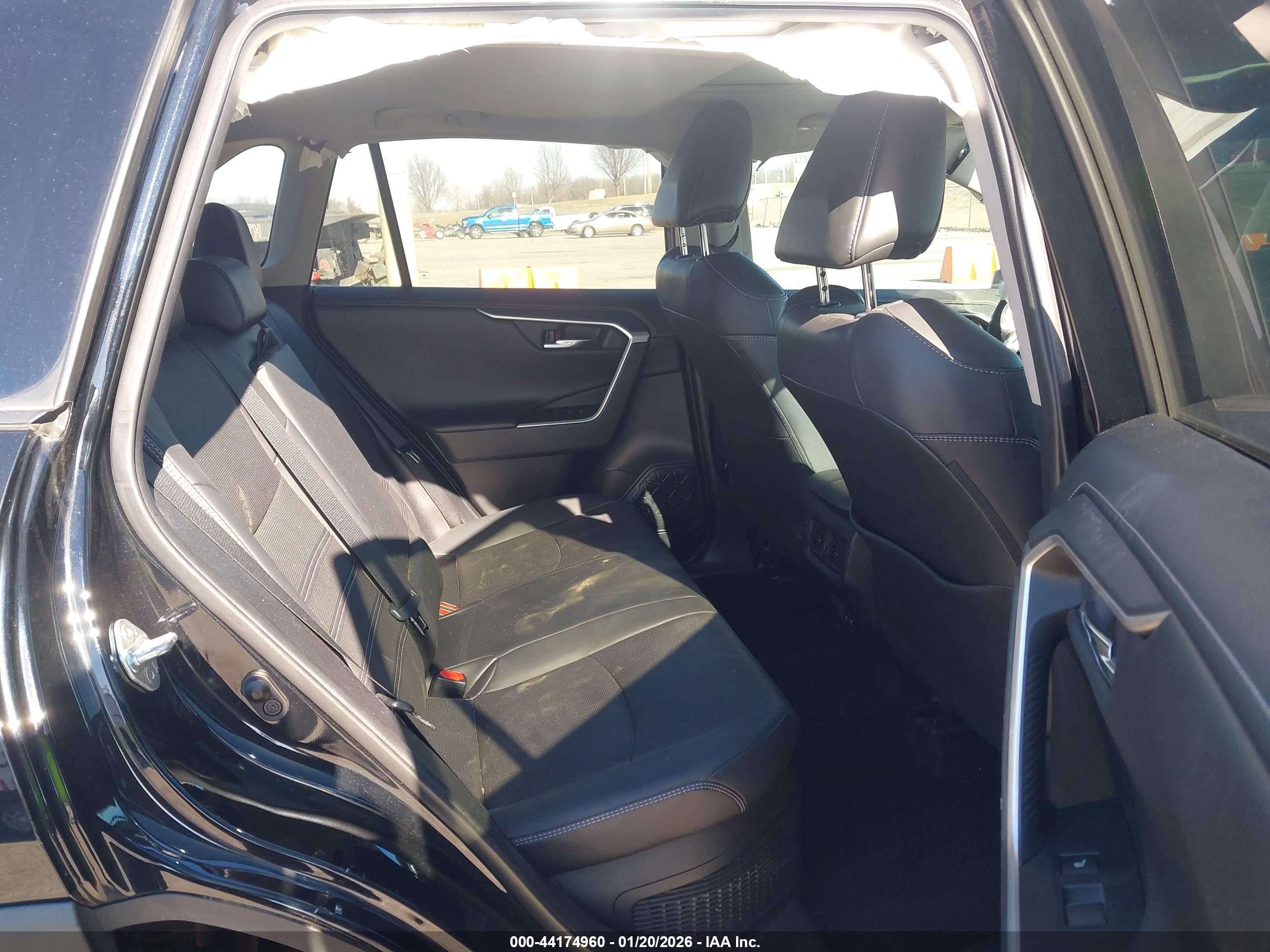 TOYOTA RAV4 image 8