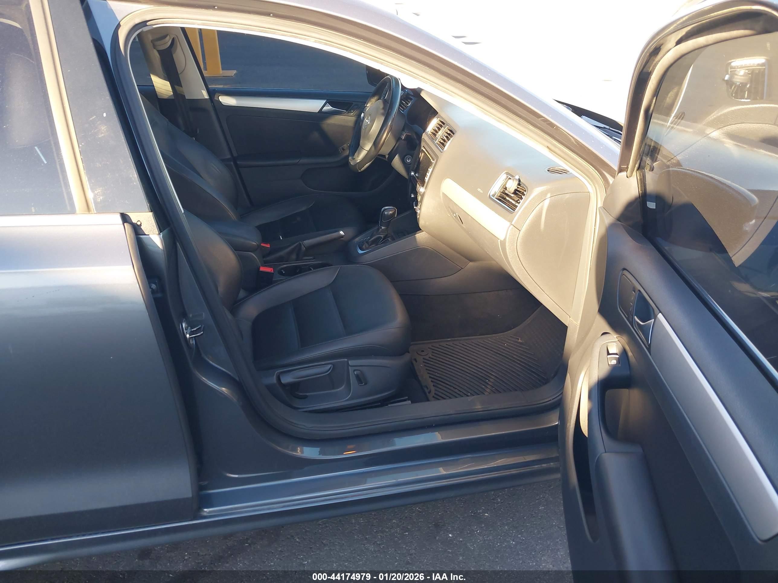 VOLKSWAGEN JETTA image 5