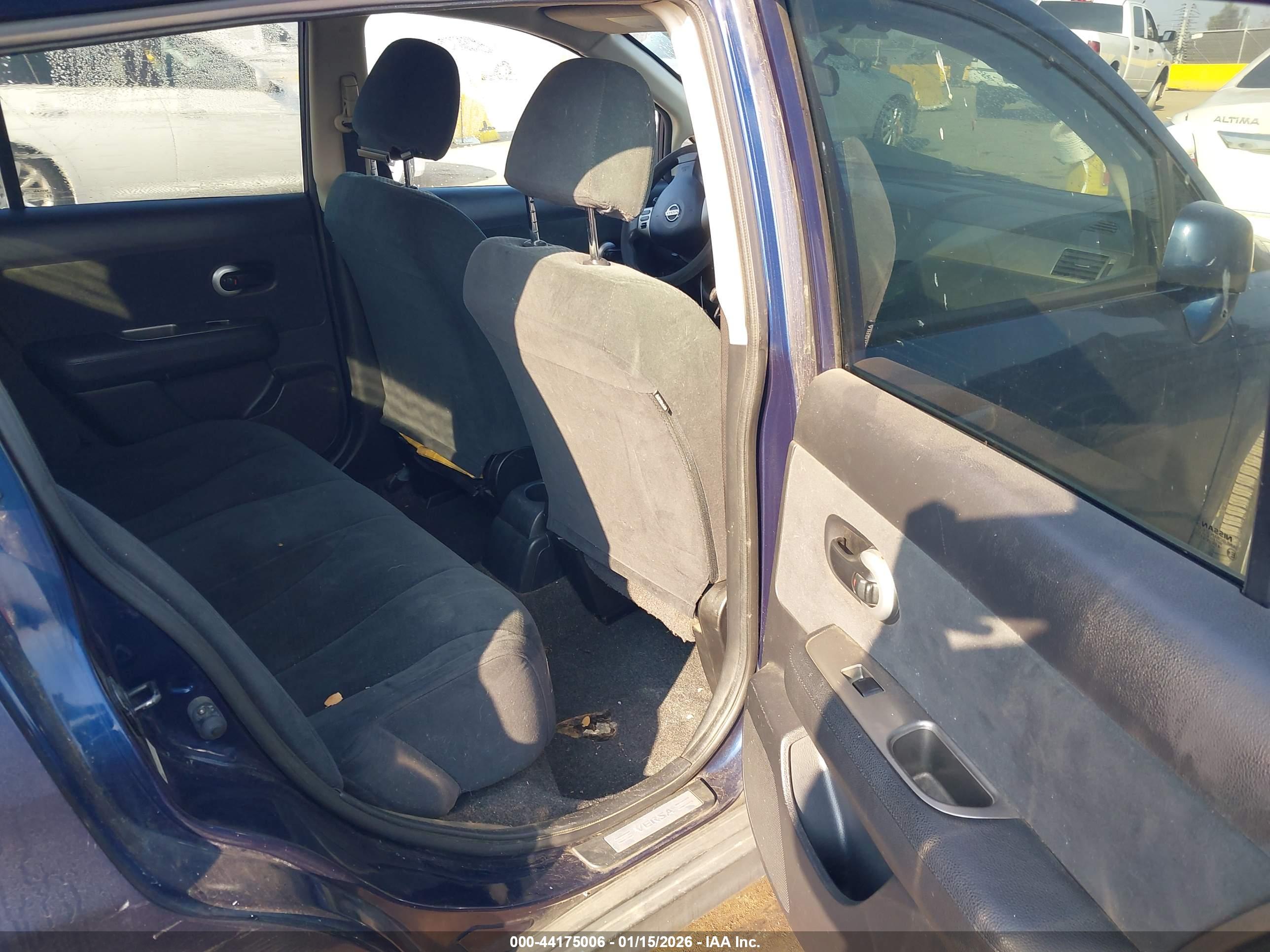 NISSAN VERSA image 8