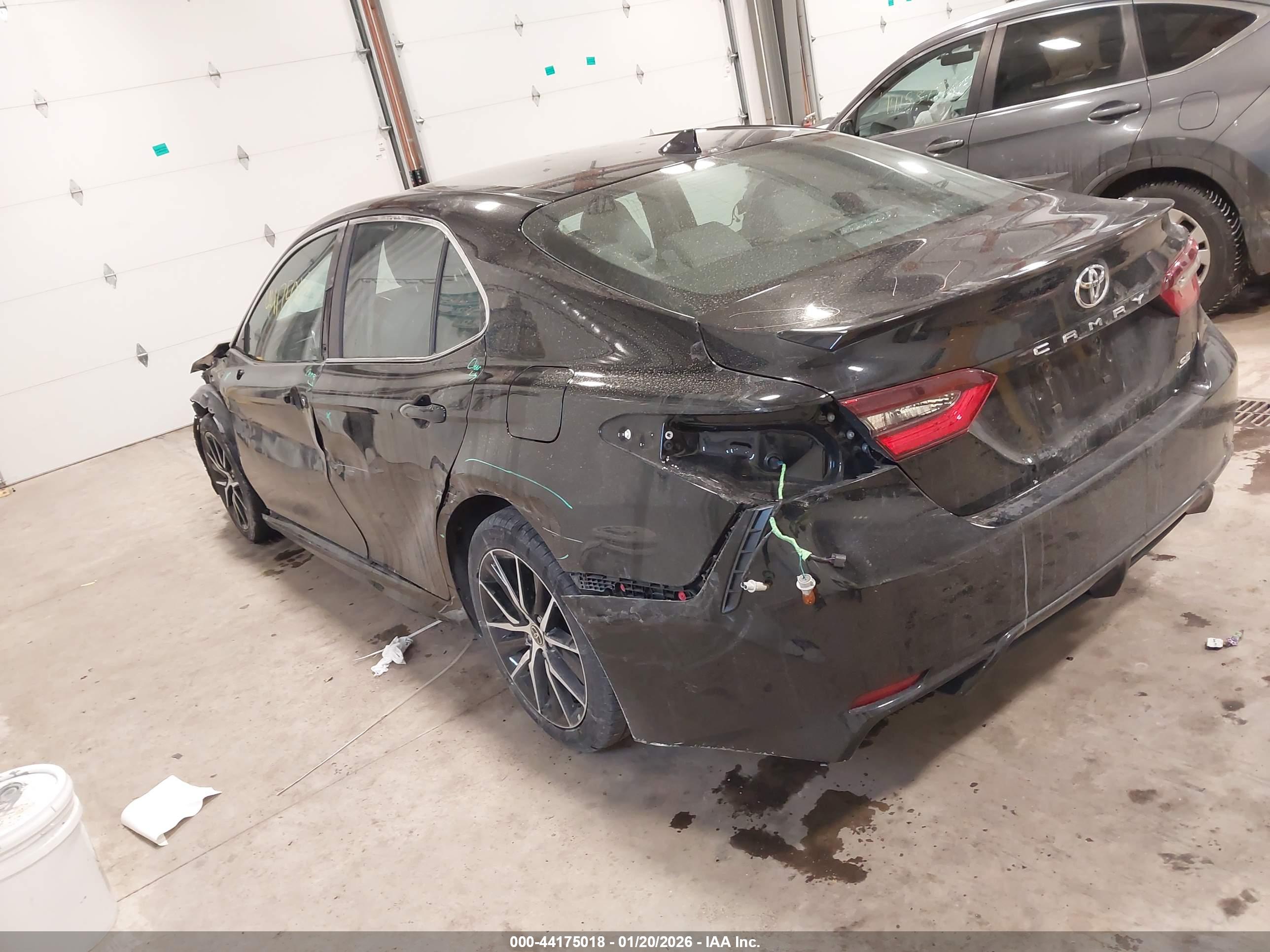 TOYOTA CAMRY image 3