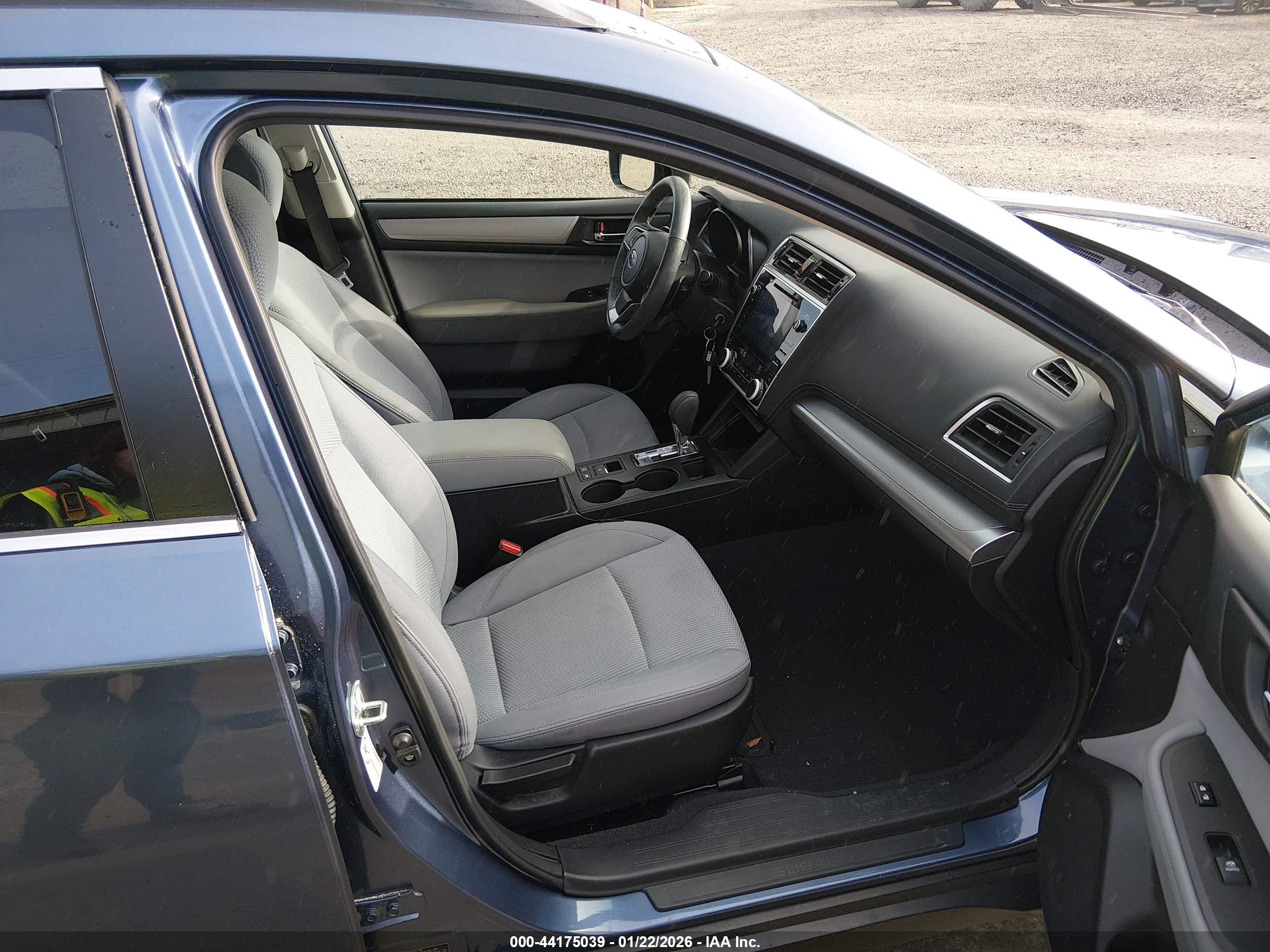 SUBARU OUTBACK image 5