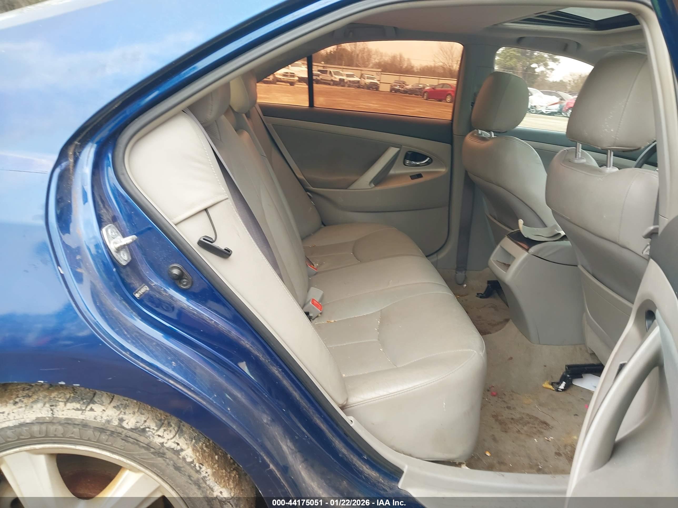 TOYOTA CAMRY image 8