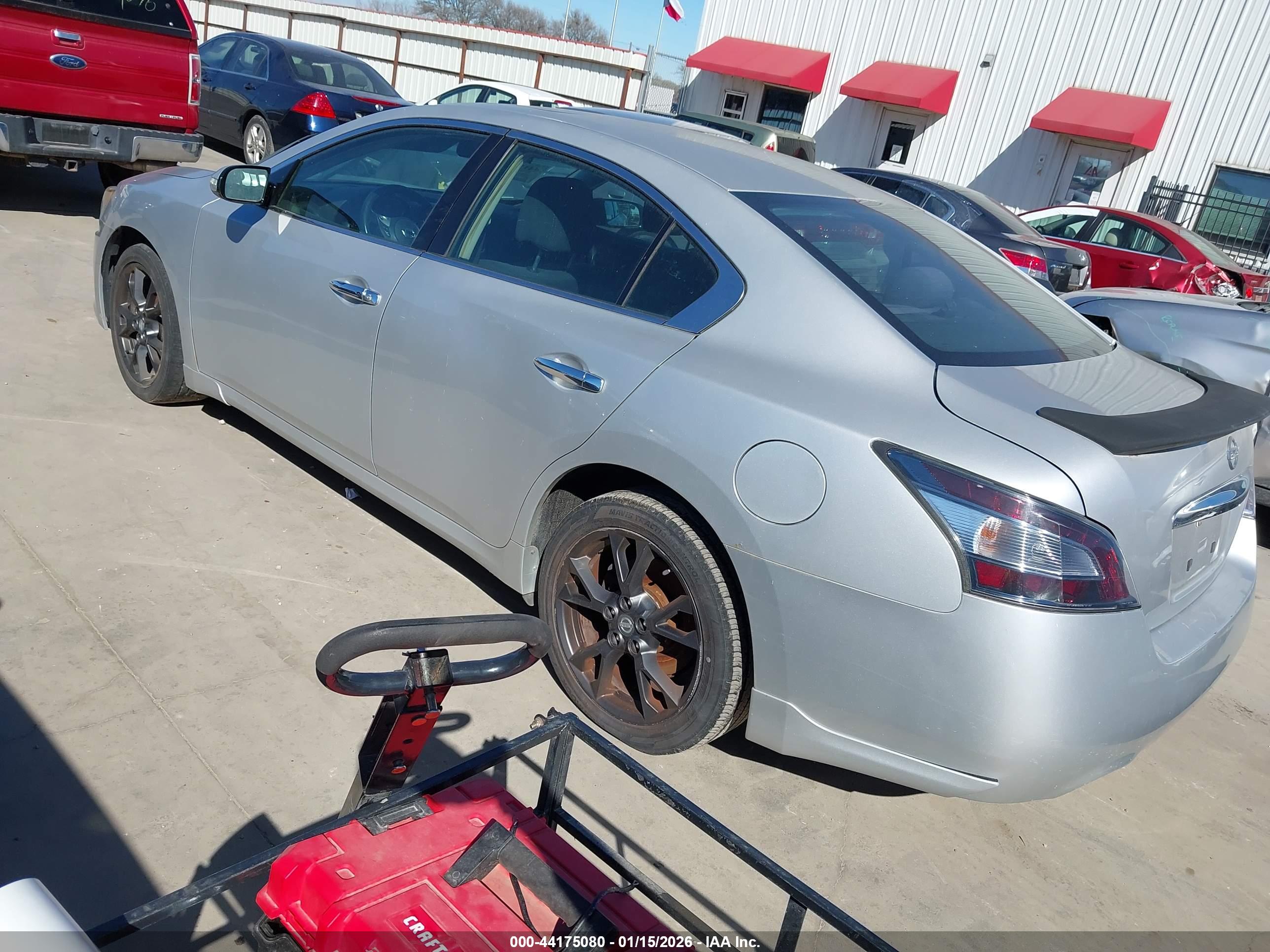 NISSAN MAXIMA image 3