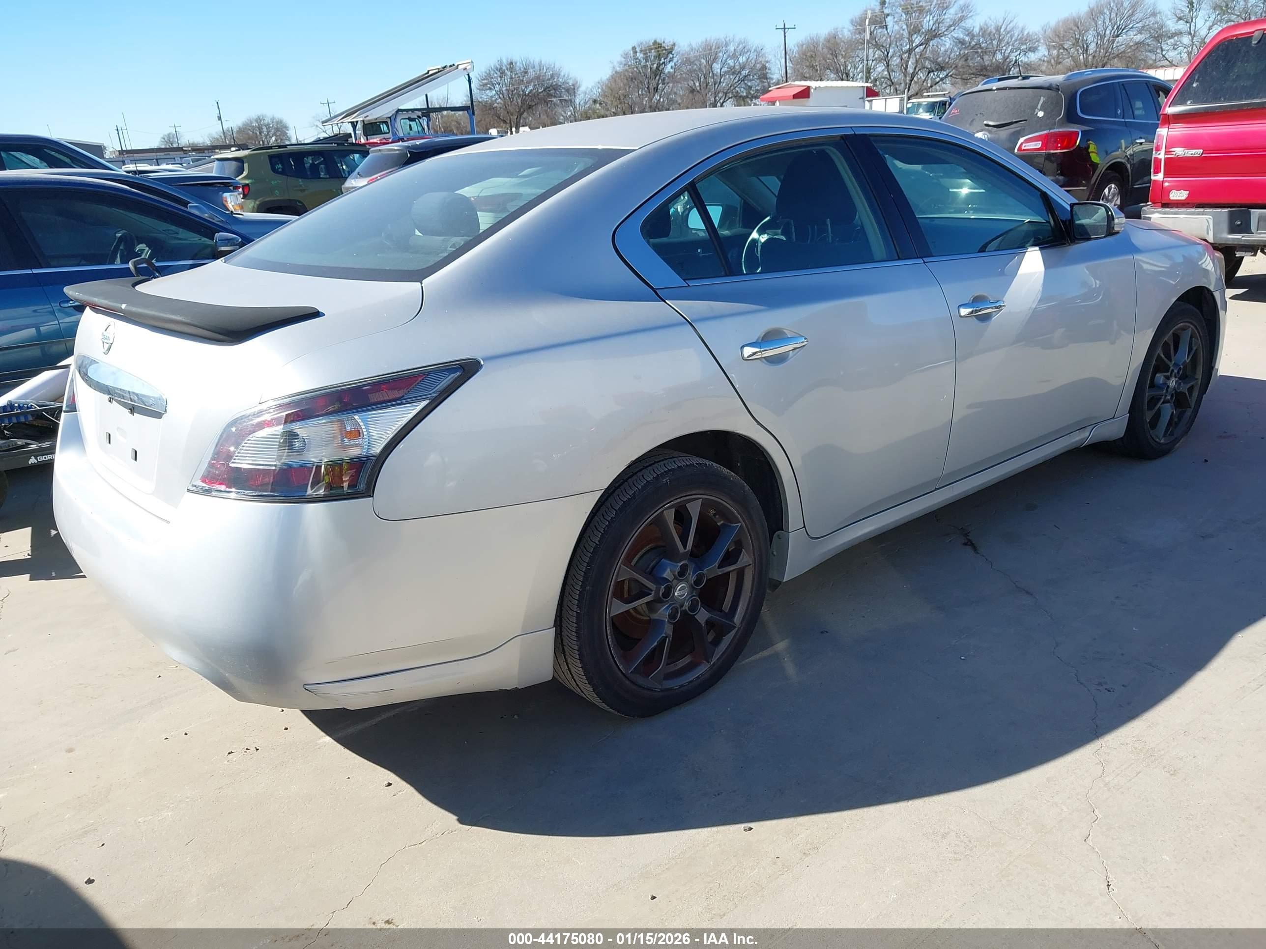 NISSAN MAXIMA image 4
