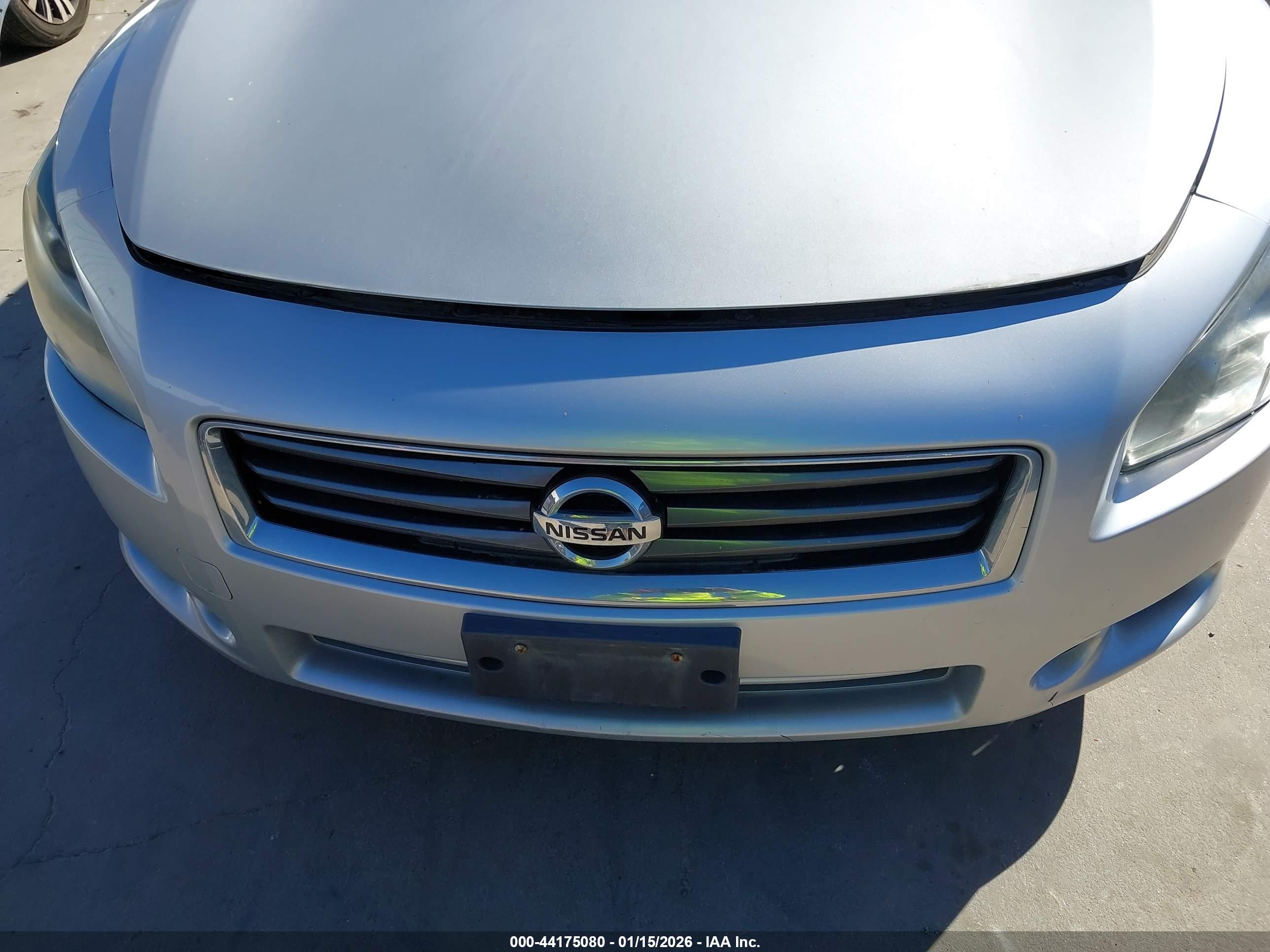 NISSAN MAXIMA image 6