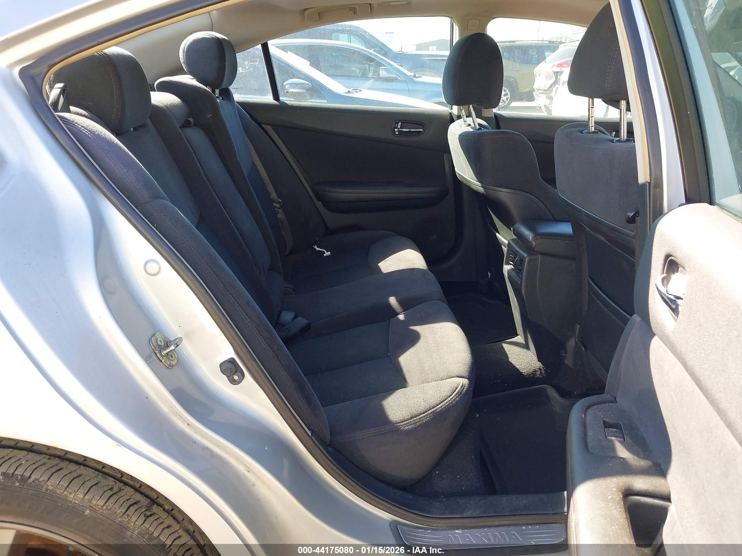 NISSAN MAXIMA image 8
