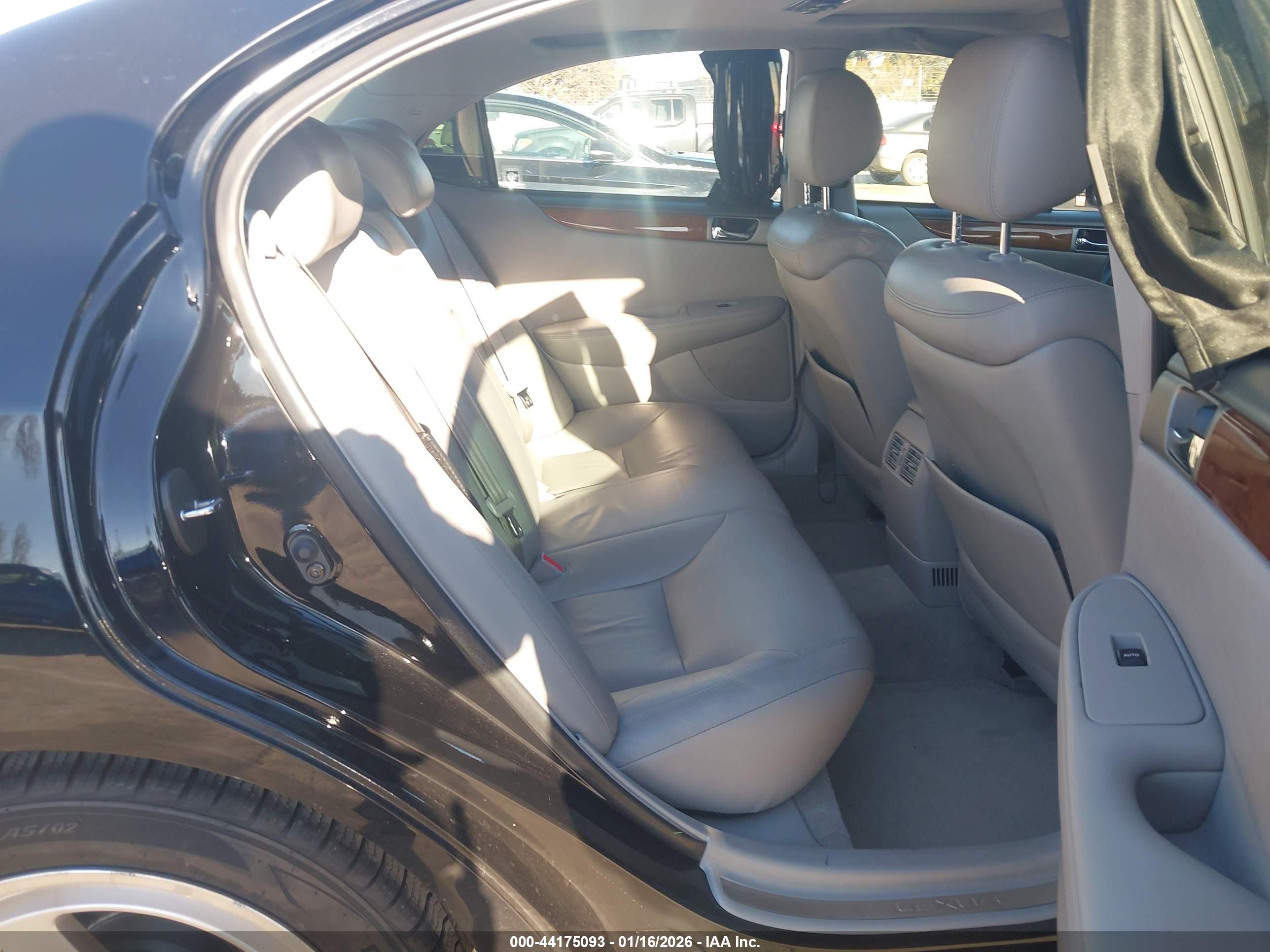 LEXUS ES image 8