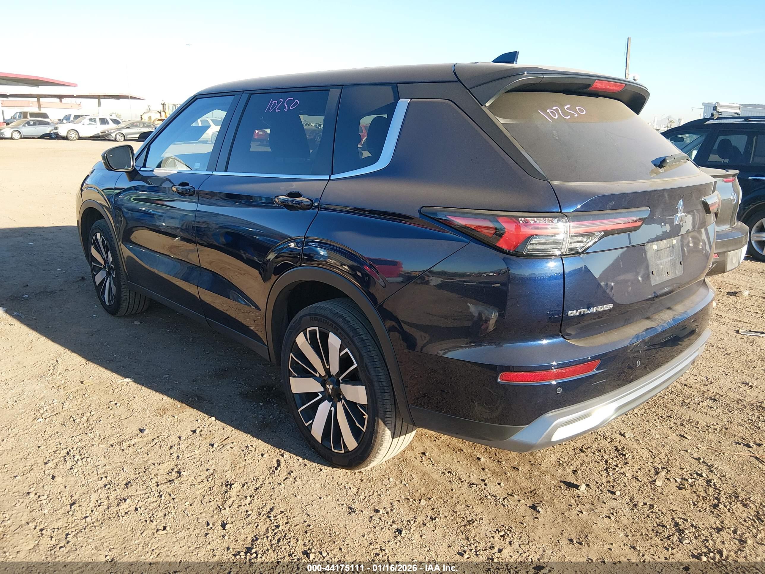 MITSUBISHI OUTLANDER image 3