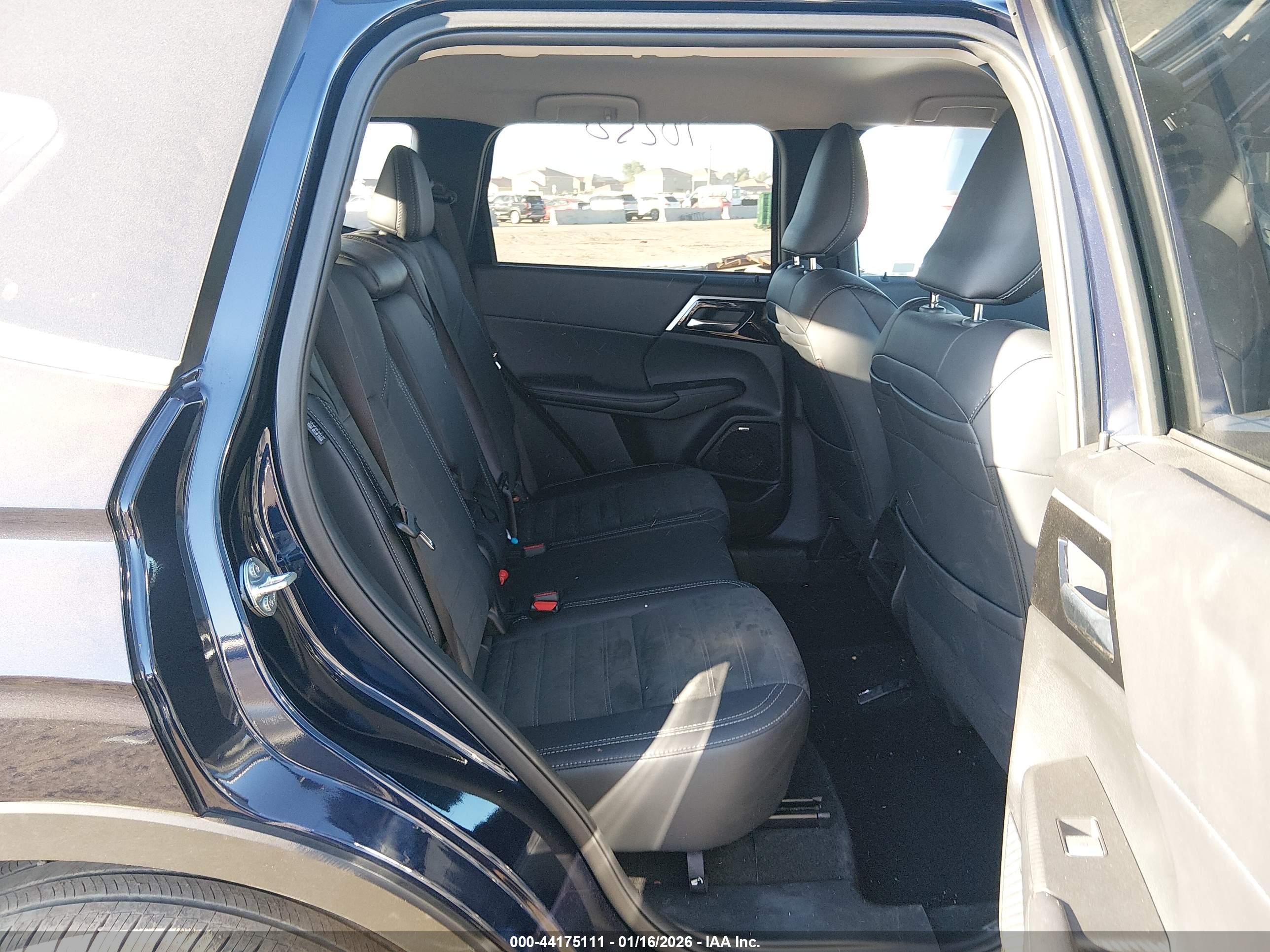 MITSUBISHI OUTLANDER image 8