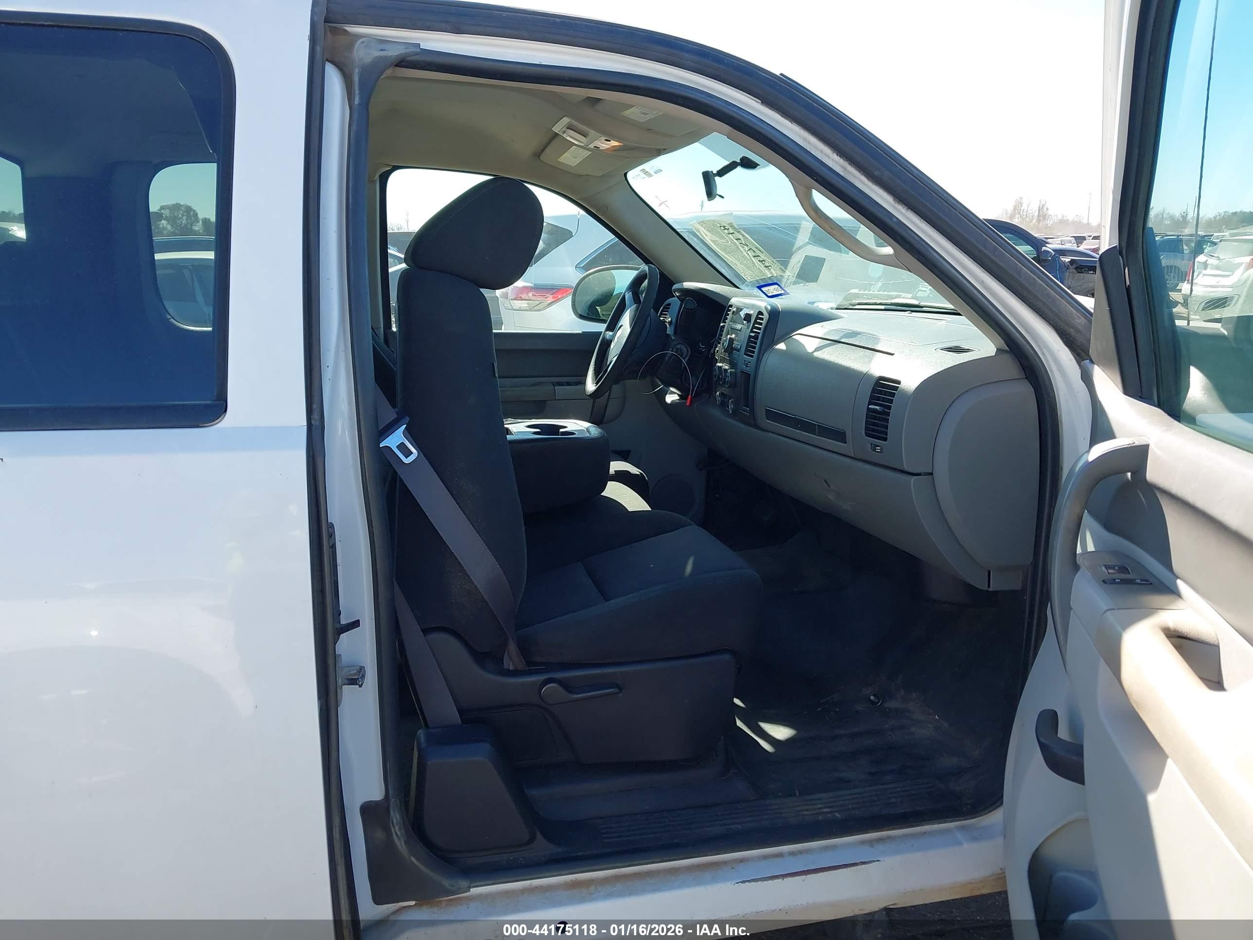CHEVROLET SILVERADO image 5